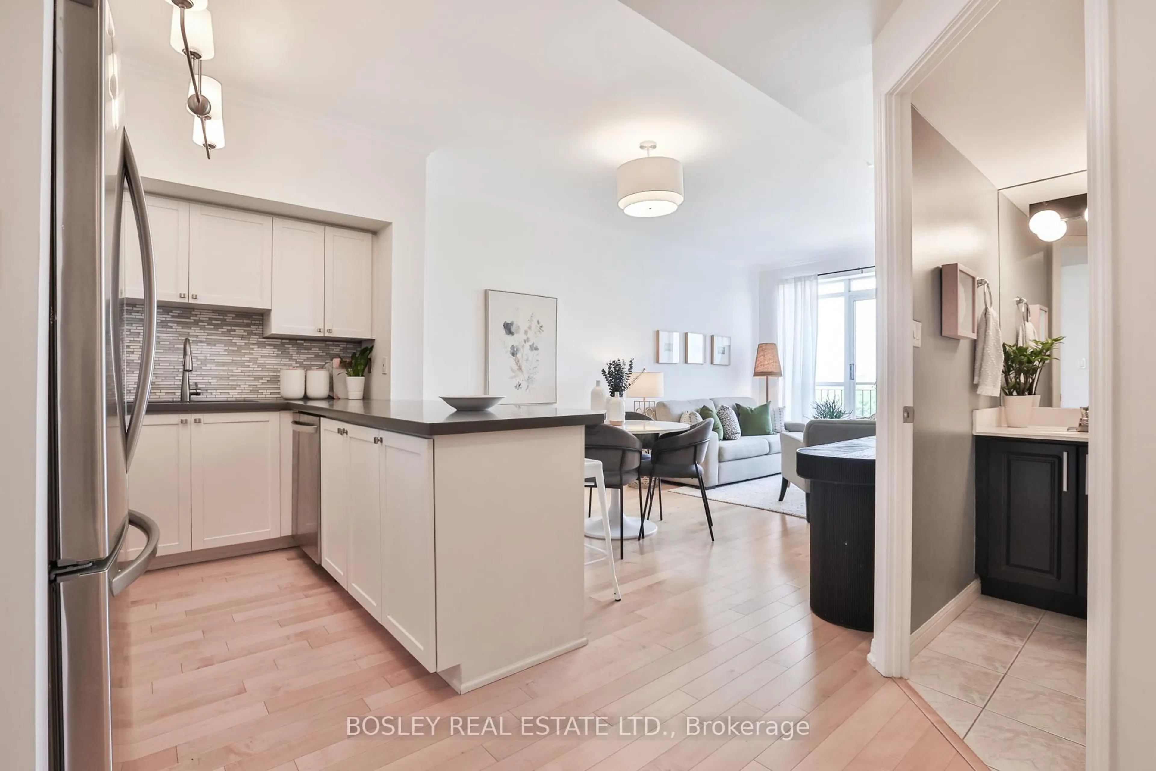 Open concept kitchen, unknown for 1000 King St #PH3, Toronto Ontario M6K 3N1
