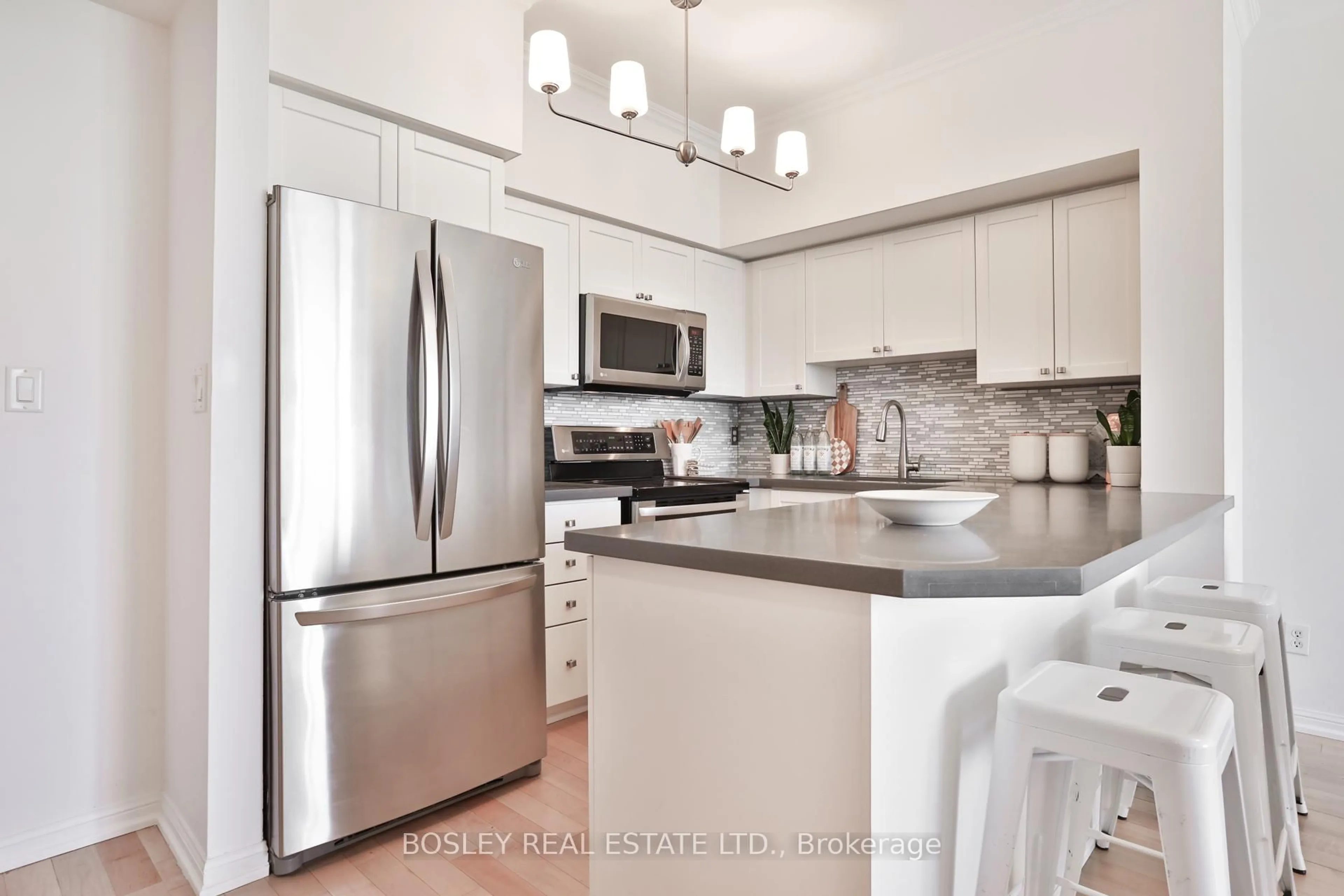 Contemporary kitchen, unknown for 1000 King St #PH3, Toronto Ontario M6K 3N1