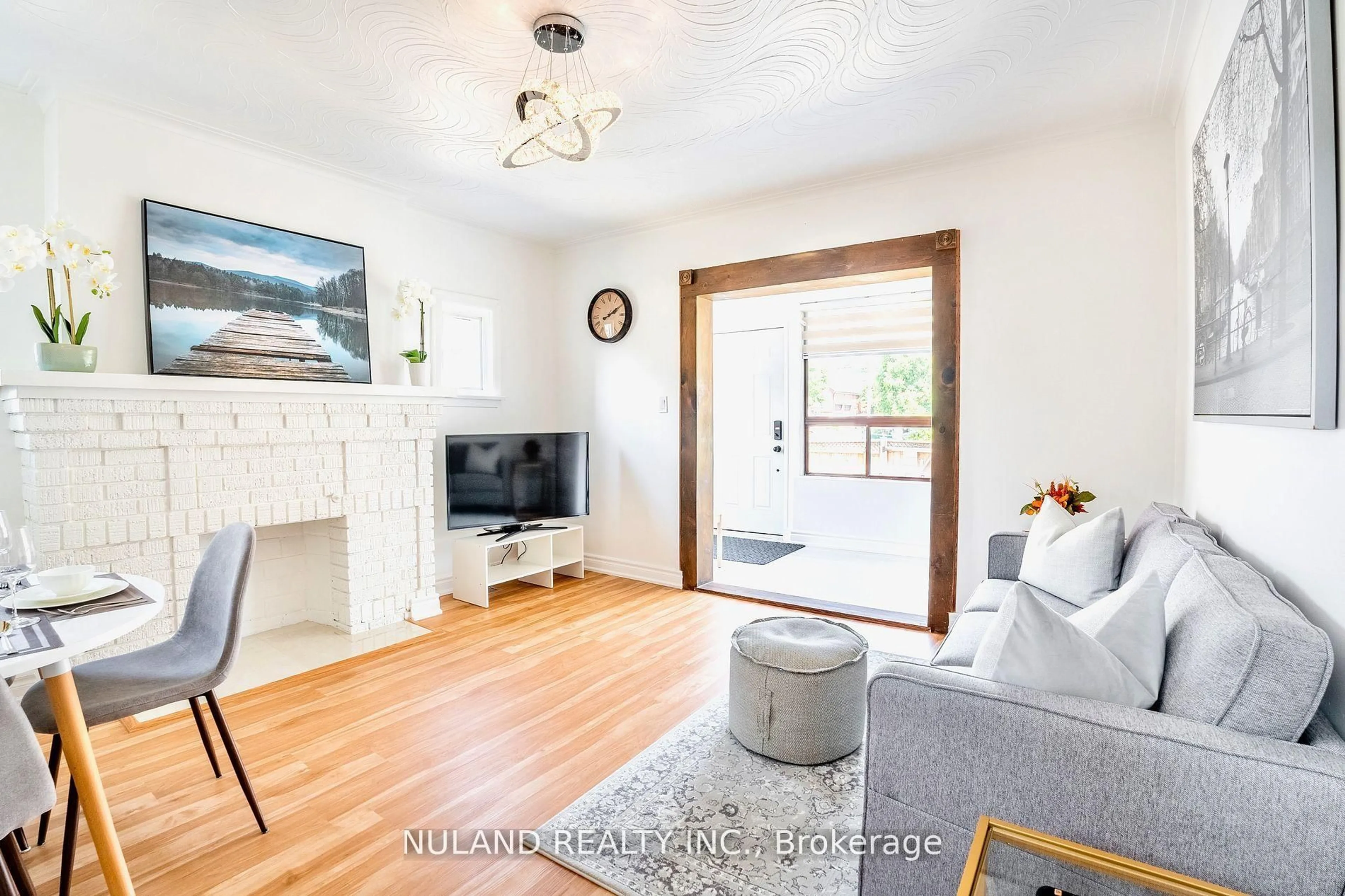 Living room with furniture, wood/laminate floor for 56 Blandford St, Toronto Ontario M6E 3A7