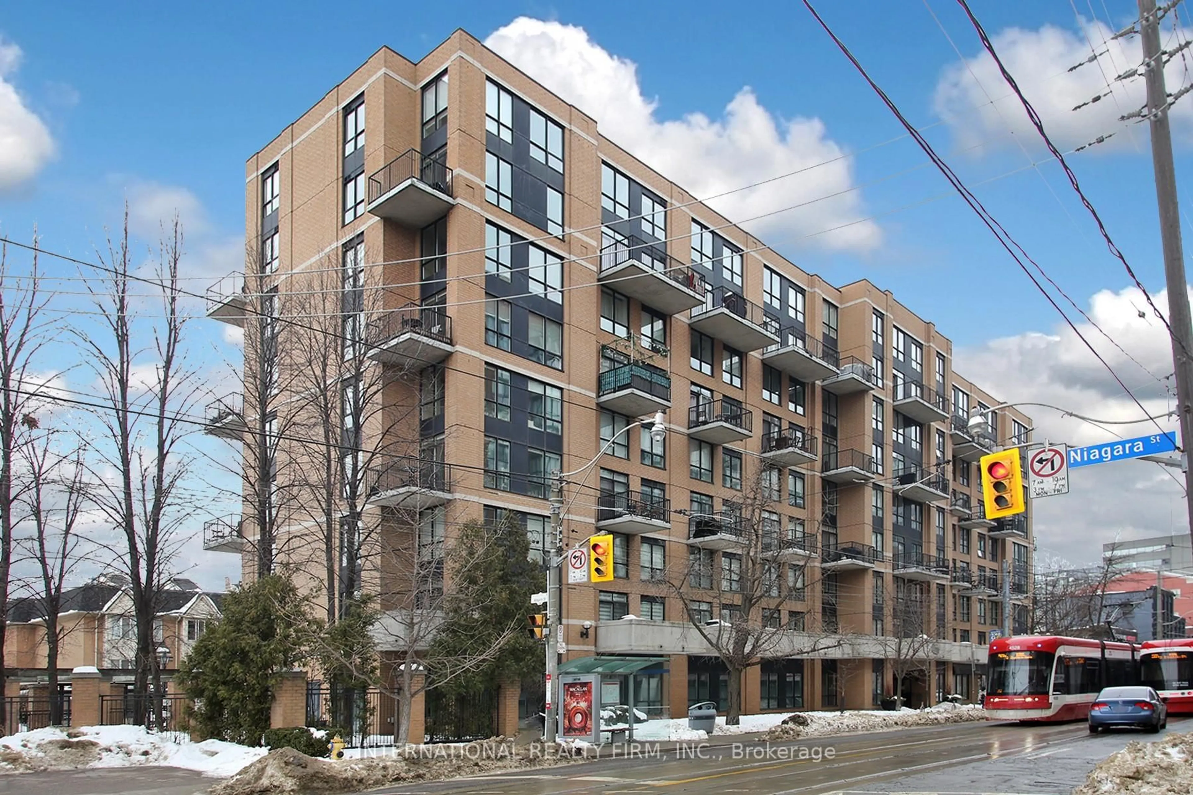 Patio, building for 800 King St #408, Toronto Ontario M5V 3M7