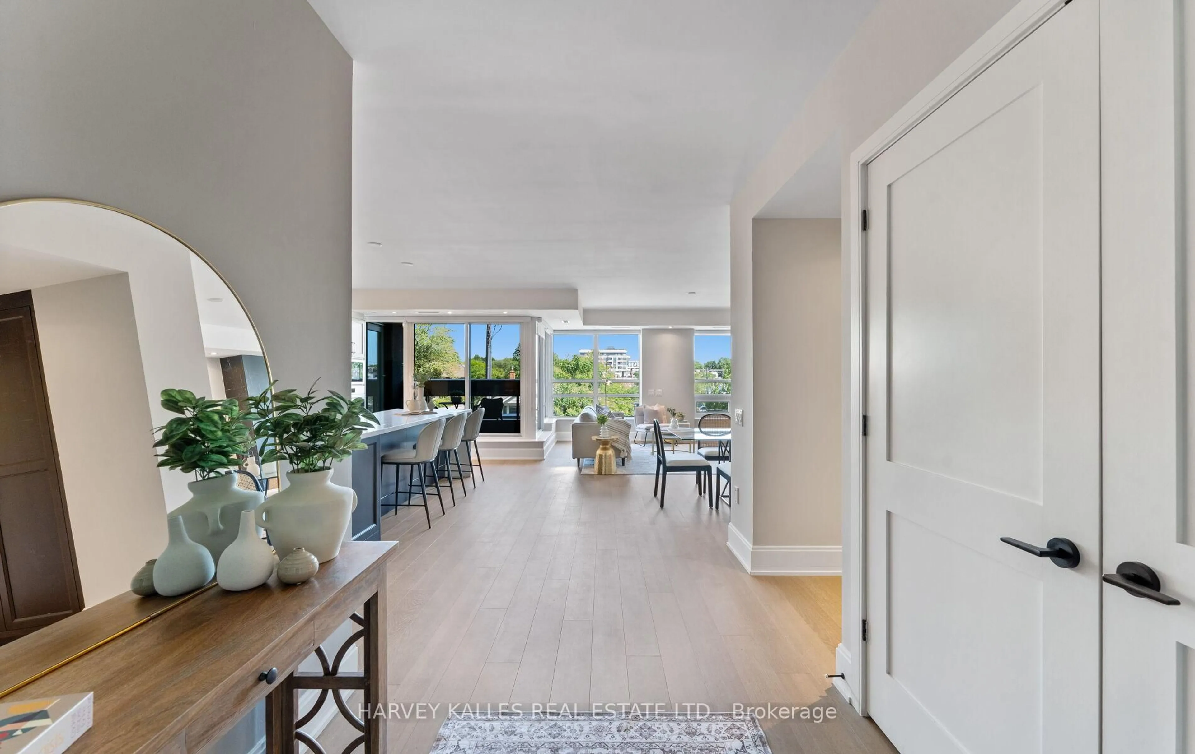 Indoor entryway for 355 Bedford Park Ave #304, Toronto Ontario M5M 0B2