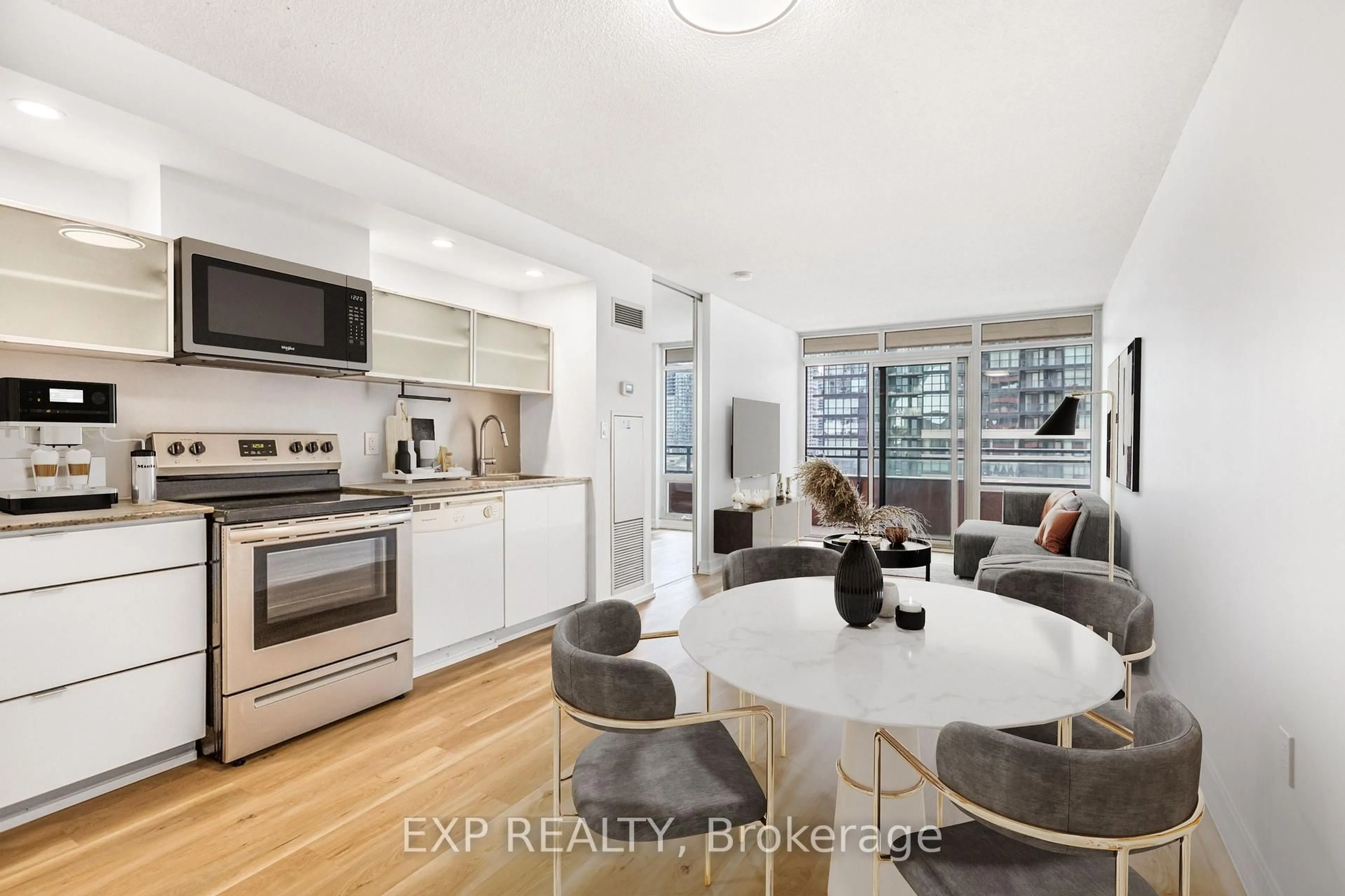 Open concept kitchen, unknown for 4K Spadina Ave #722, Toronto Ontario M5V 3Y9
