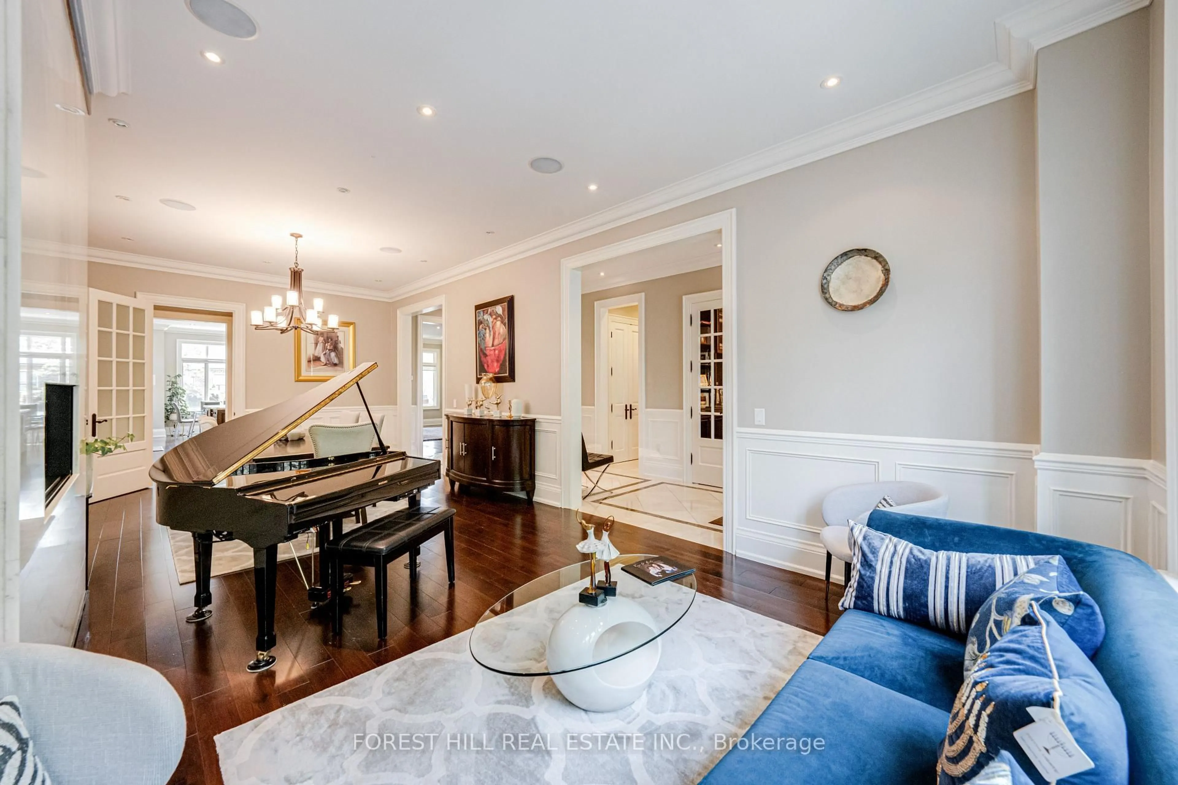 Living room with furniture, unknown for 669 Bedford Park Ave, Toronto Ontario M5M 1K4