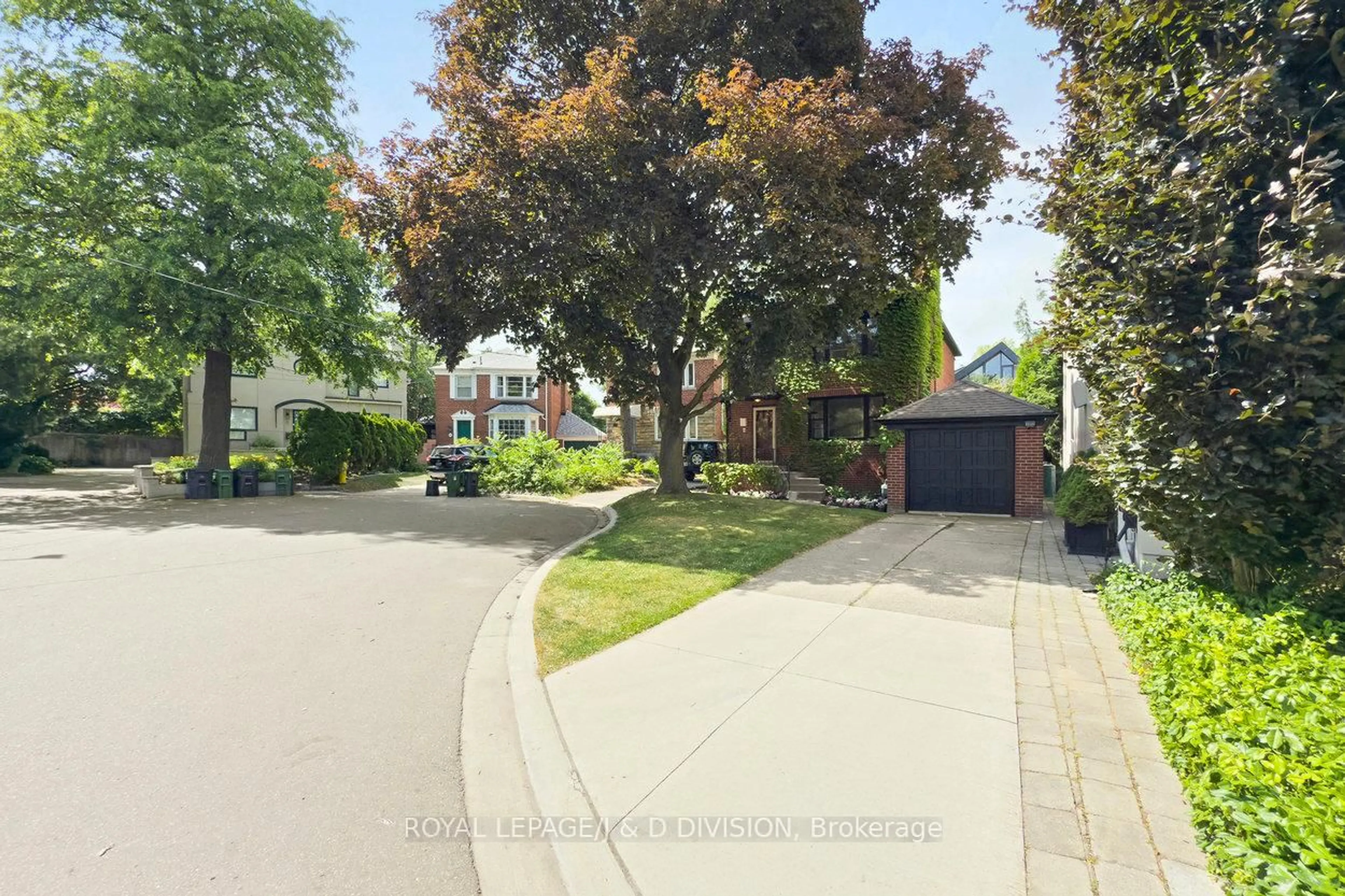 A pic from outside/outdoor area/front of a property/back of a property/a pic from drone, street for 6 Lyndhurst Crt, Toronto Ontario M5R 1X7