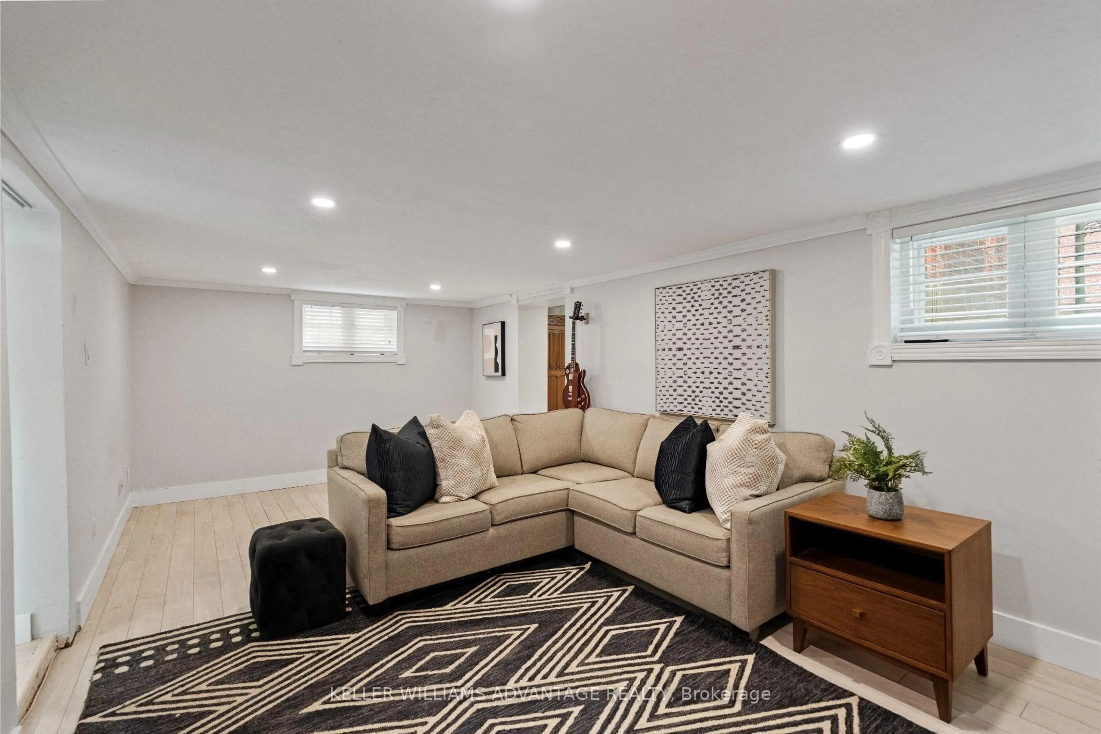 Living room with furniture, unknown for 387 Elm Rd, Toronto Ontario M5M 3V9