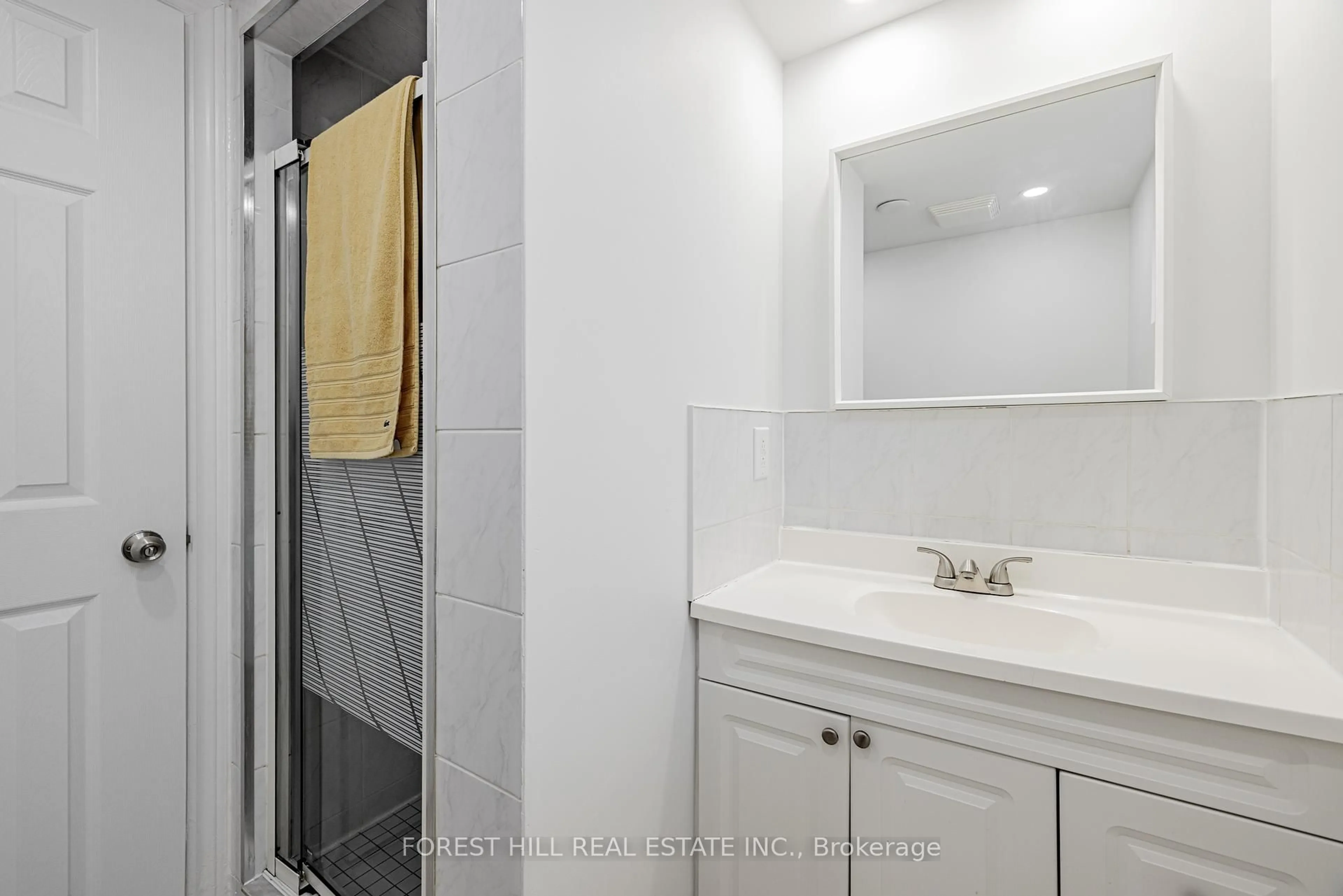 Standard bathroom, ceramic/tile floor for 27 Apache Tr, Toronto Ontario M2H 2H7