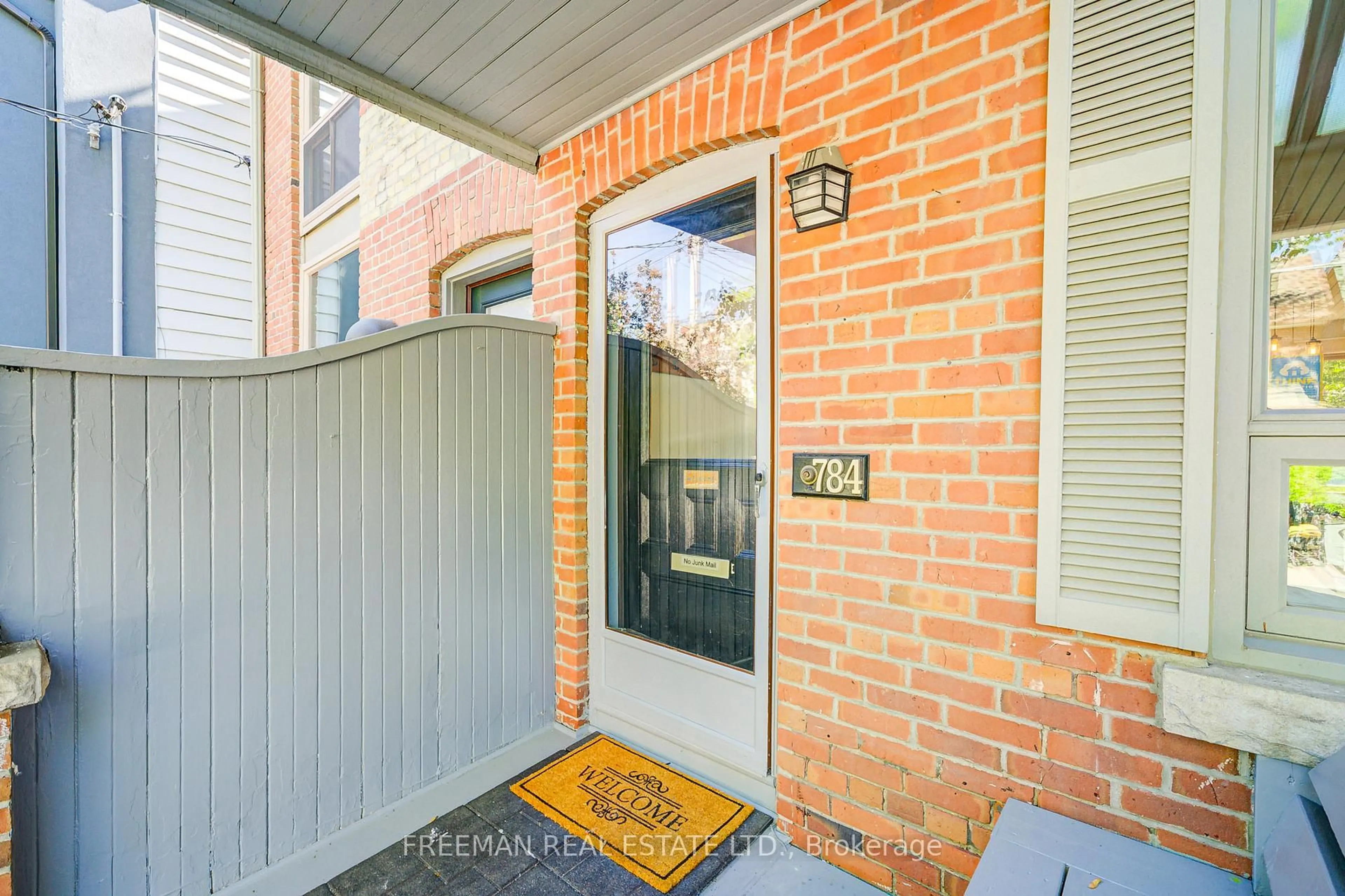 Unknown for 784 Markham St, Toronto Ontario M6G 2M5
