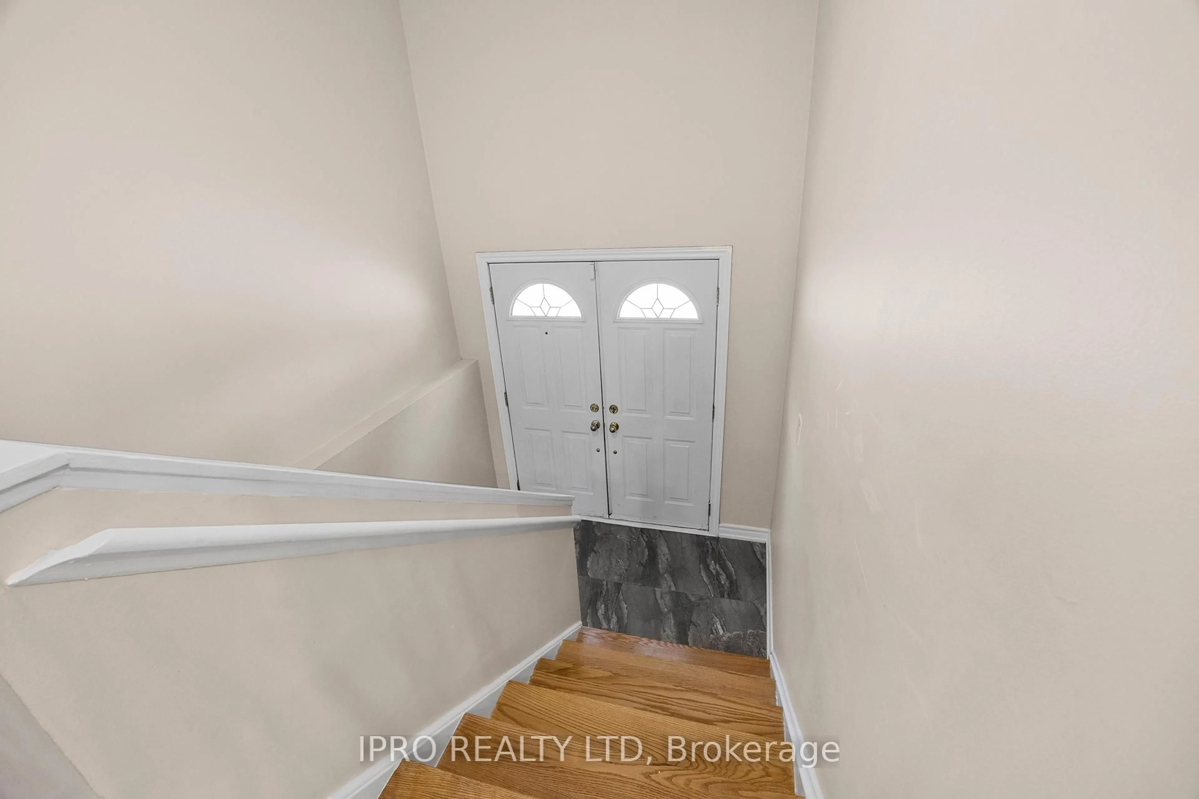Indoor entryway for 49 Tuscarora Dr, Toronto Ontario M2H 2K4