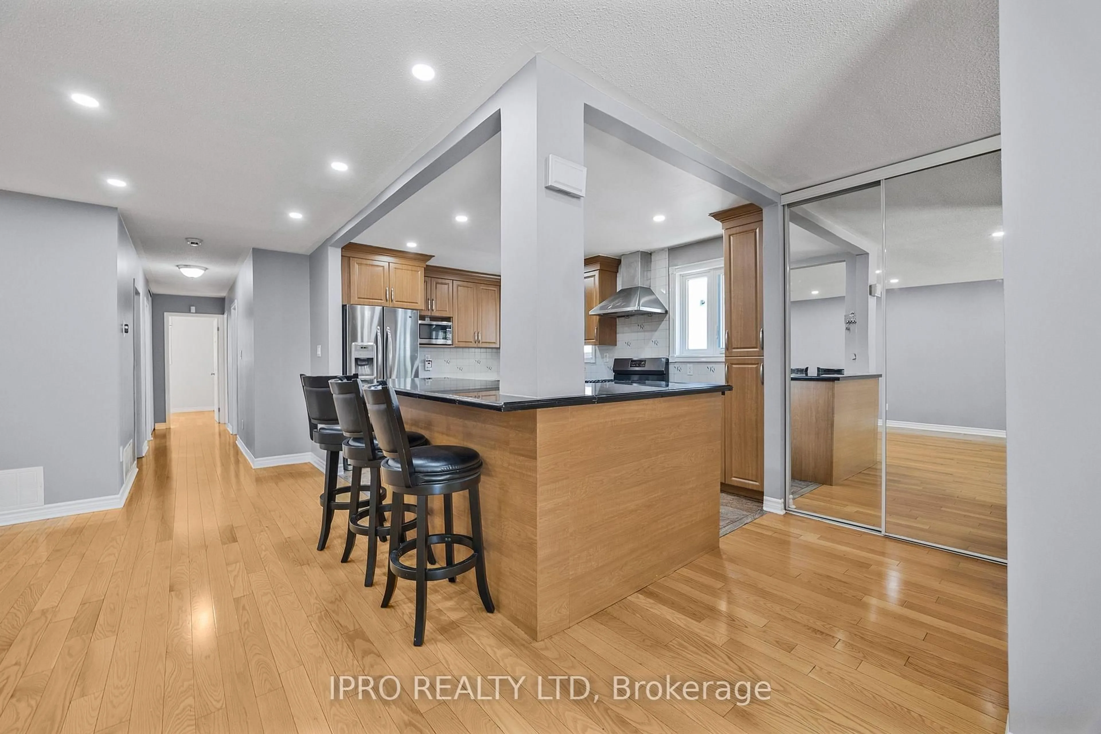 Open concept kitchen, wood/laminate floor for 49 Tuscarora Dr, Toronto Ontario M2H 2K4