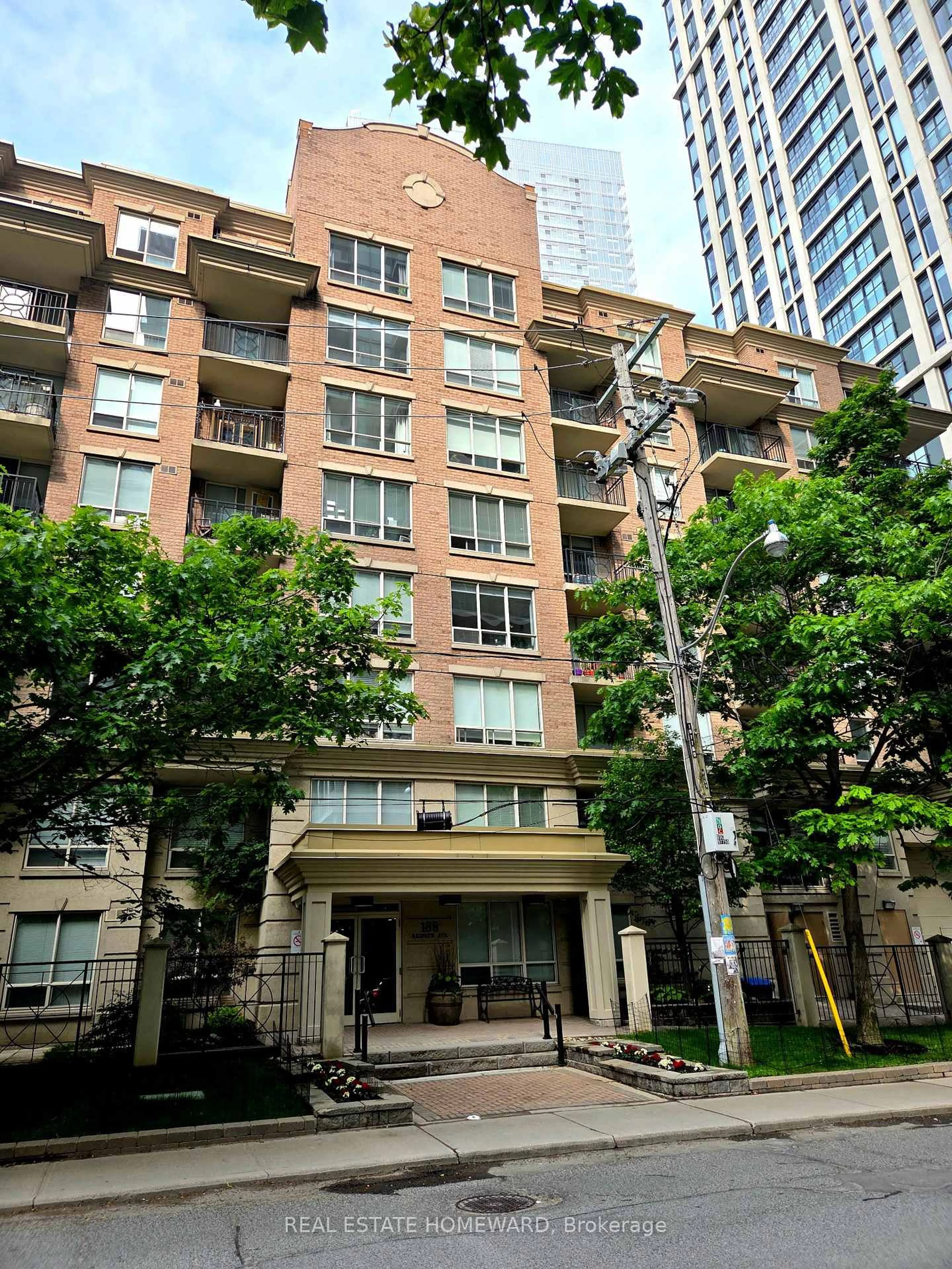 Indoor foyer for 188 Redpath Ave #405, Toronto Ontario M4P 3J2