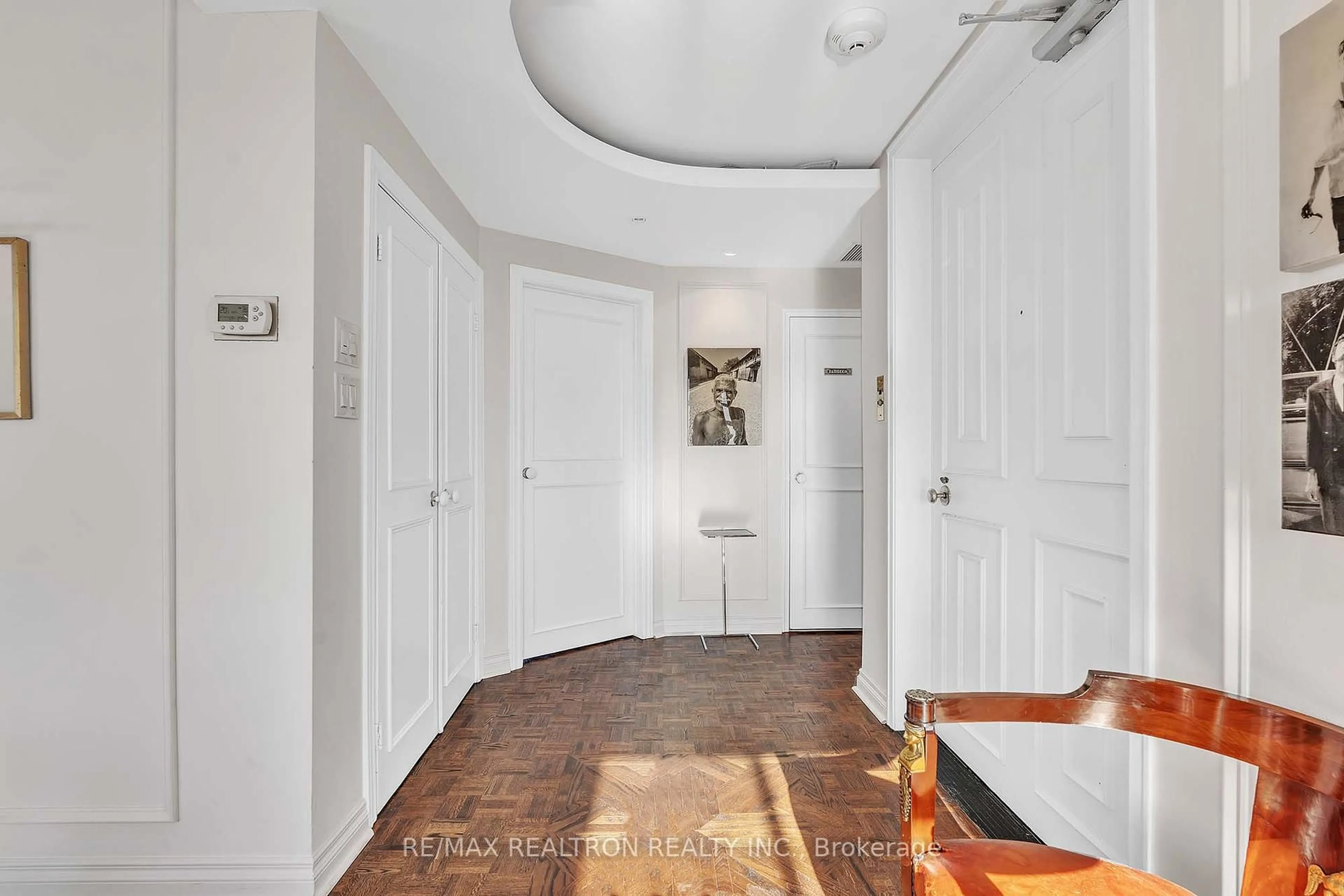 Indoor entryway for 423 Avenue Rd #12, Toronto Ontario M4V 2H7
