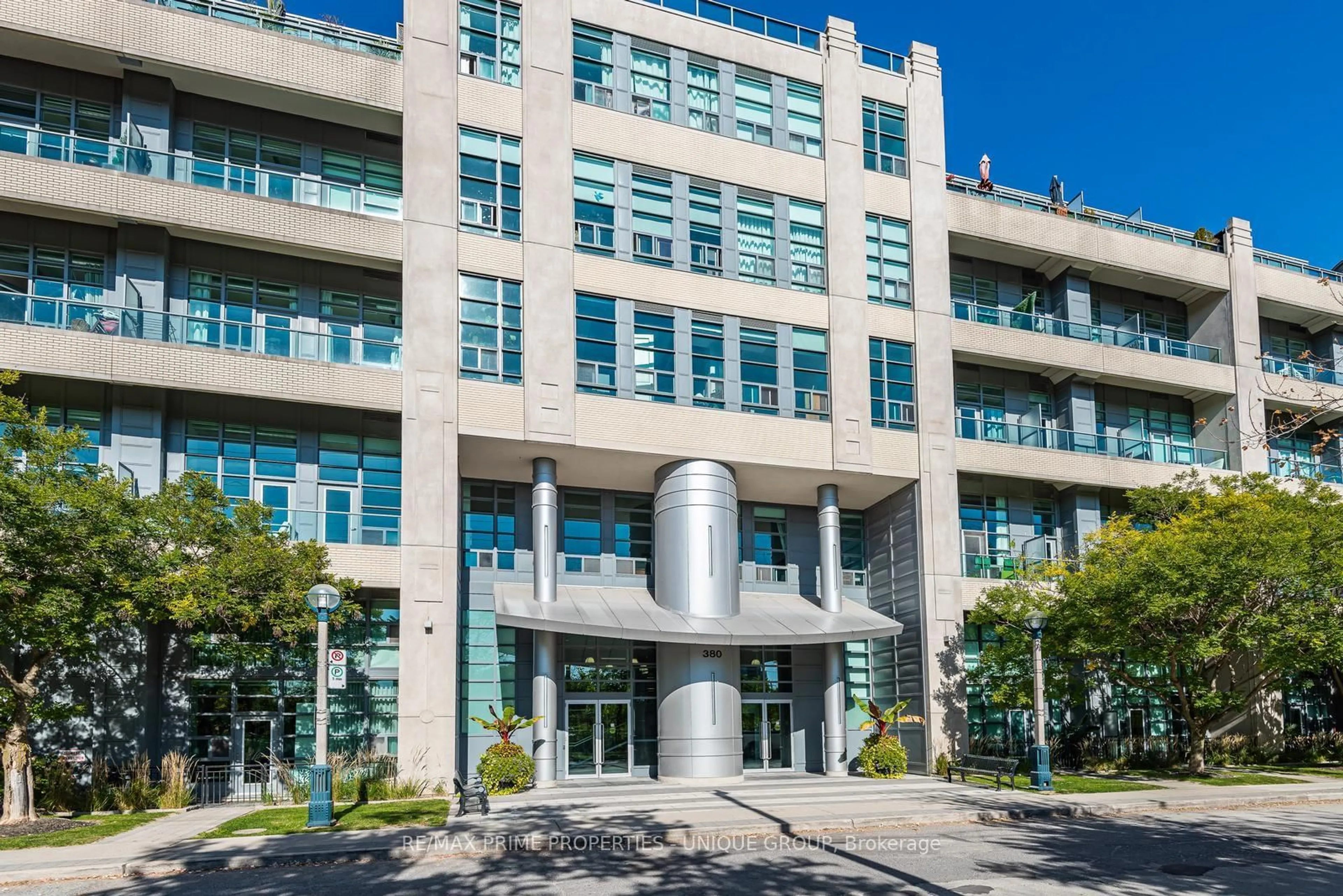 Indoor foyer for 380 Macpherson Ave #209, Toronto Ontario M4V 3E3