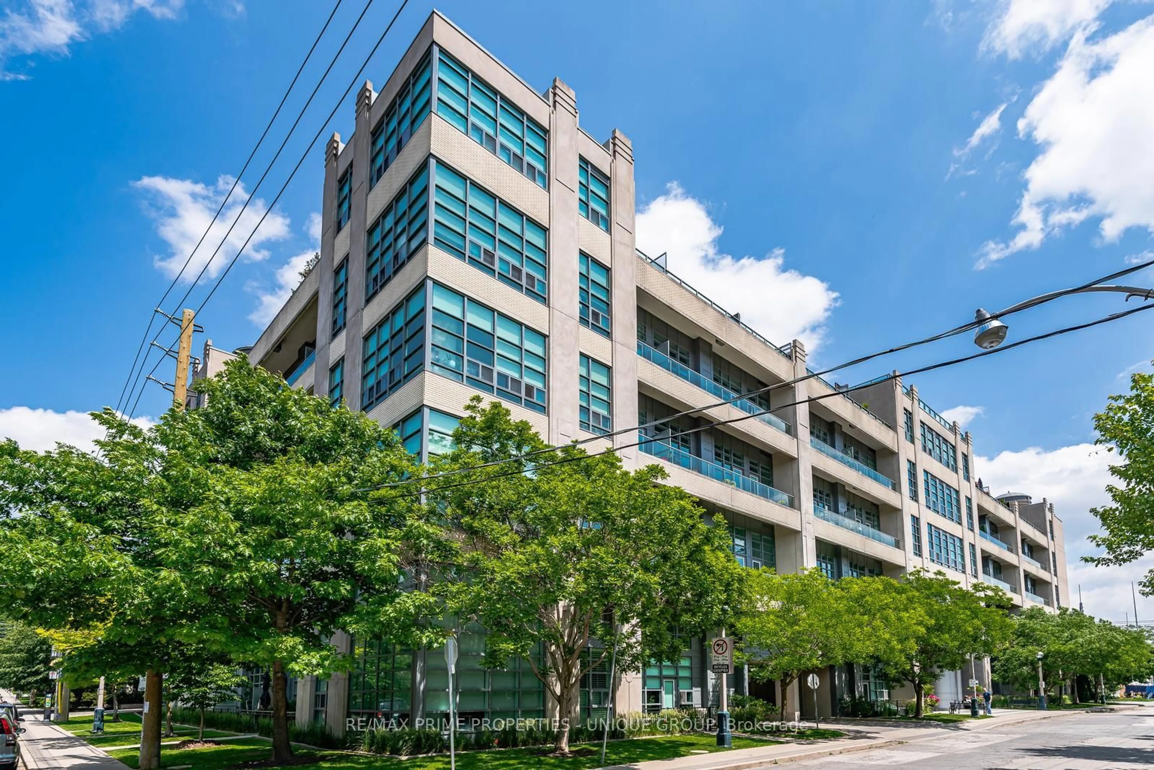 Indoor foyer for 380 Macpherson Ave #209, Toronto Ontario M4V 3E3