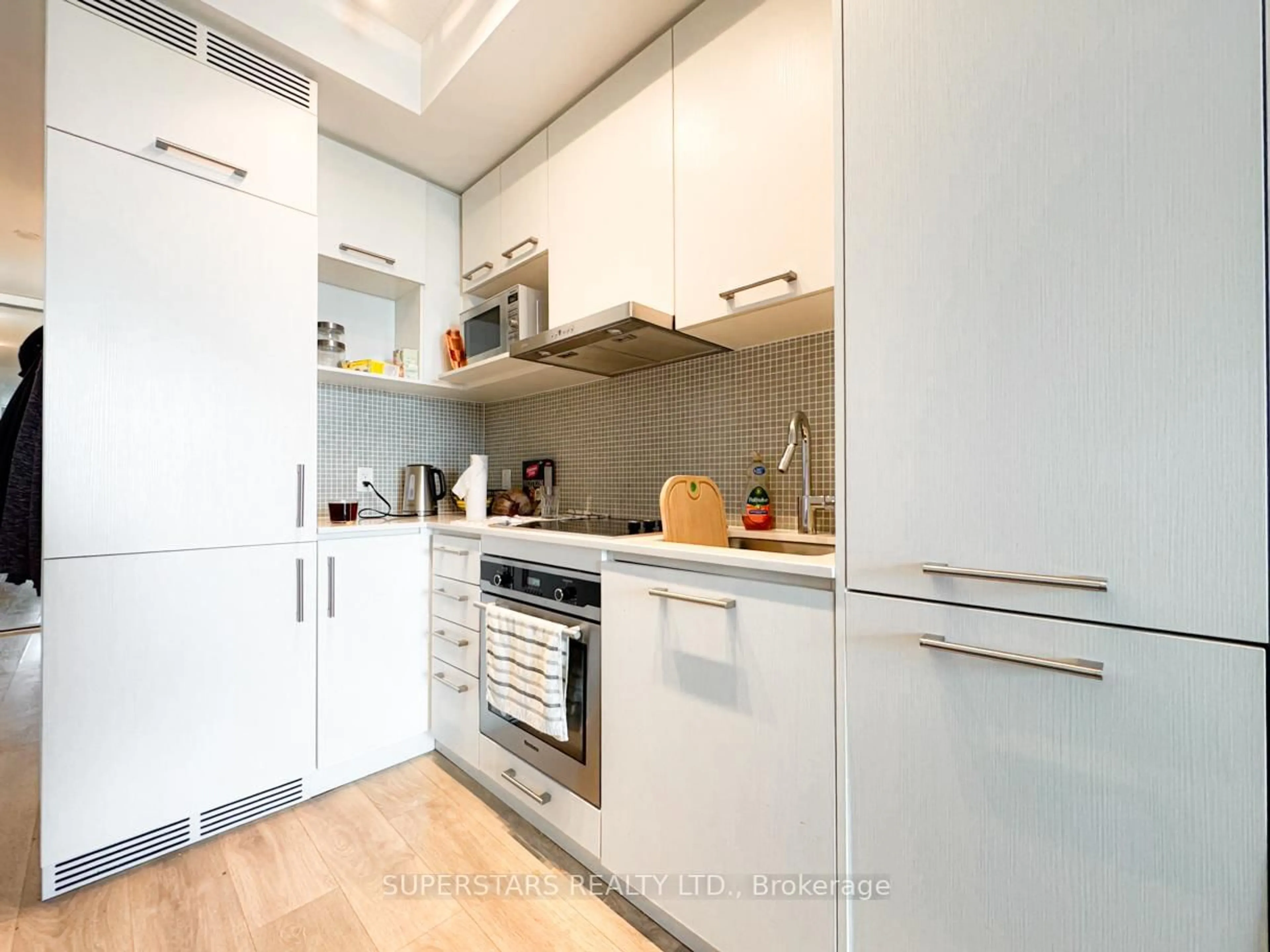 Standard kitchen, unknown for 87 Peter St #2005, Toronto Ontario M5V 0P1