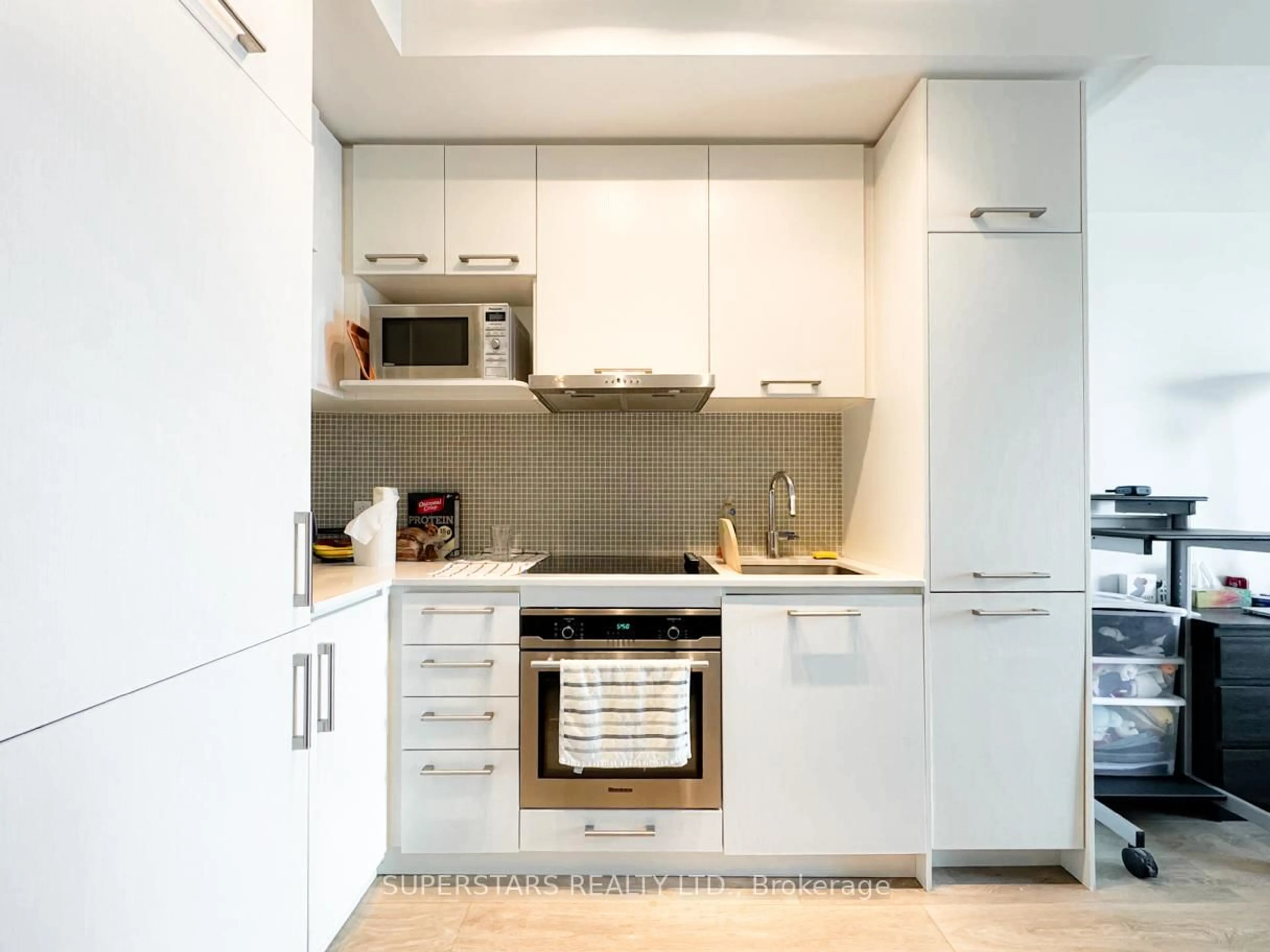 Standard kitchen, unknown for 87 Peter St #2005, Toronto Ontario M5V 0P1