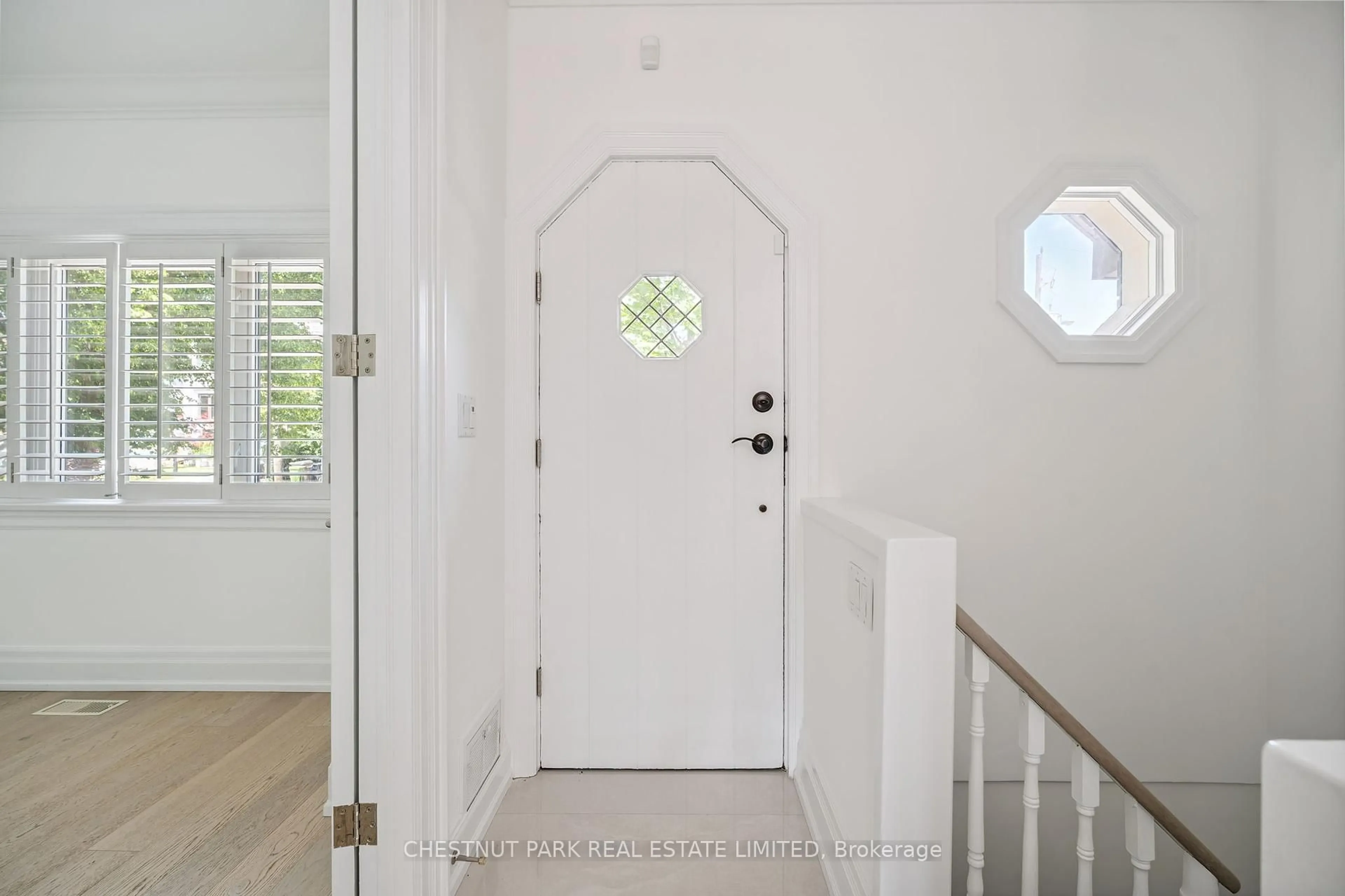 Indoor entryway for 439 Melrose Ave, Toronto Ontario M5M 1Z8