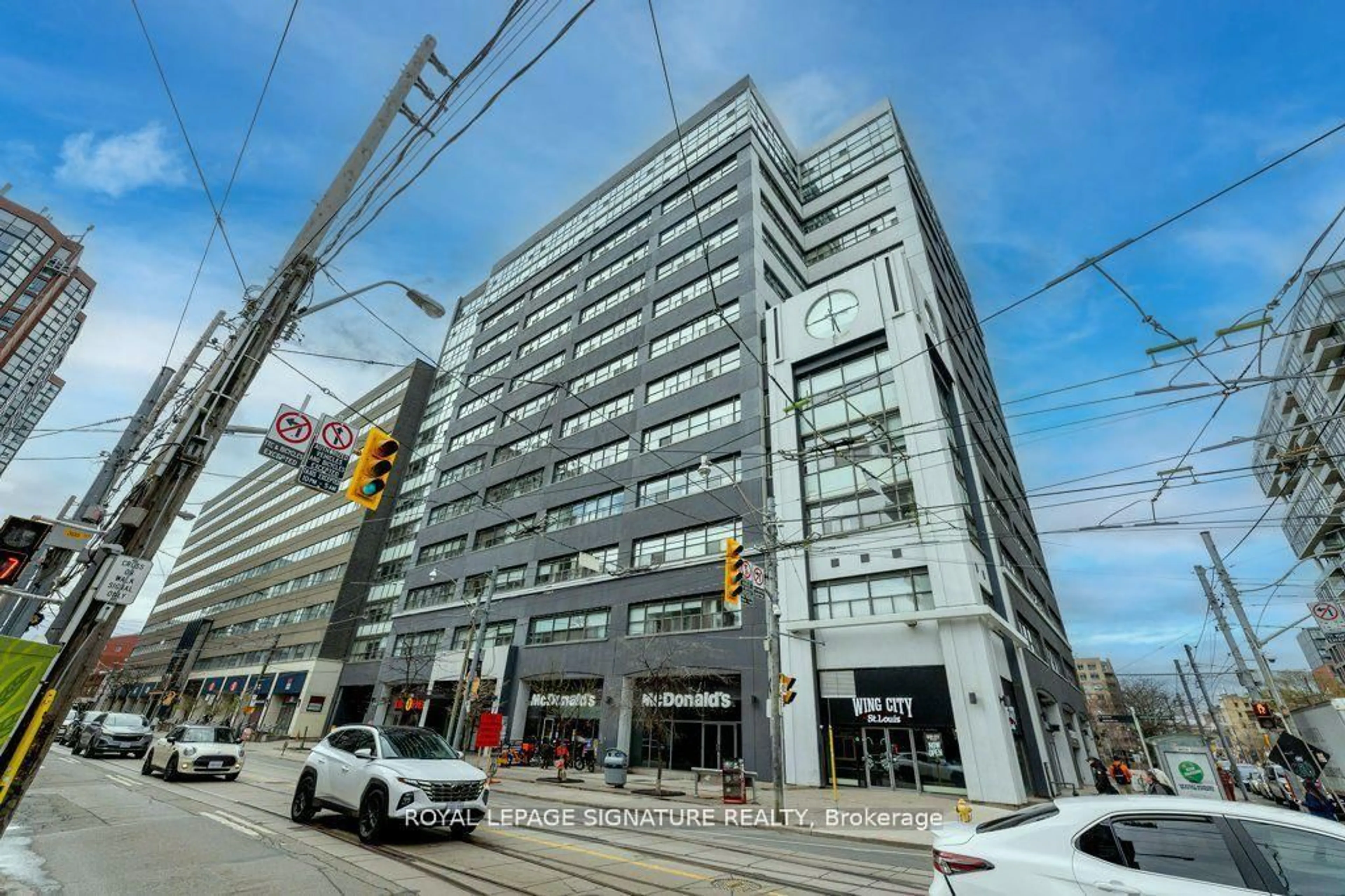 Indoor foyer for 700 King St #801, Toronto Ontario M5V 2Y6