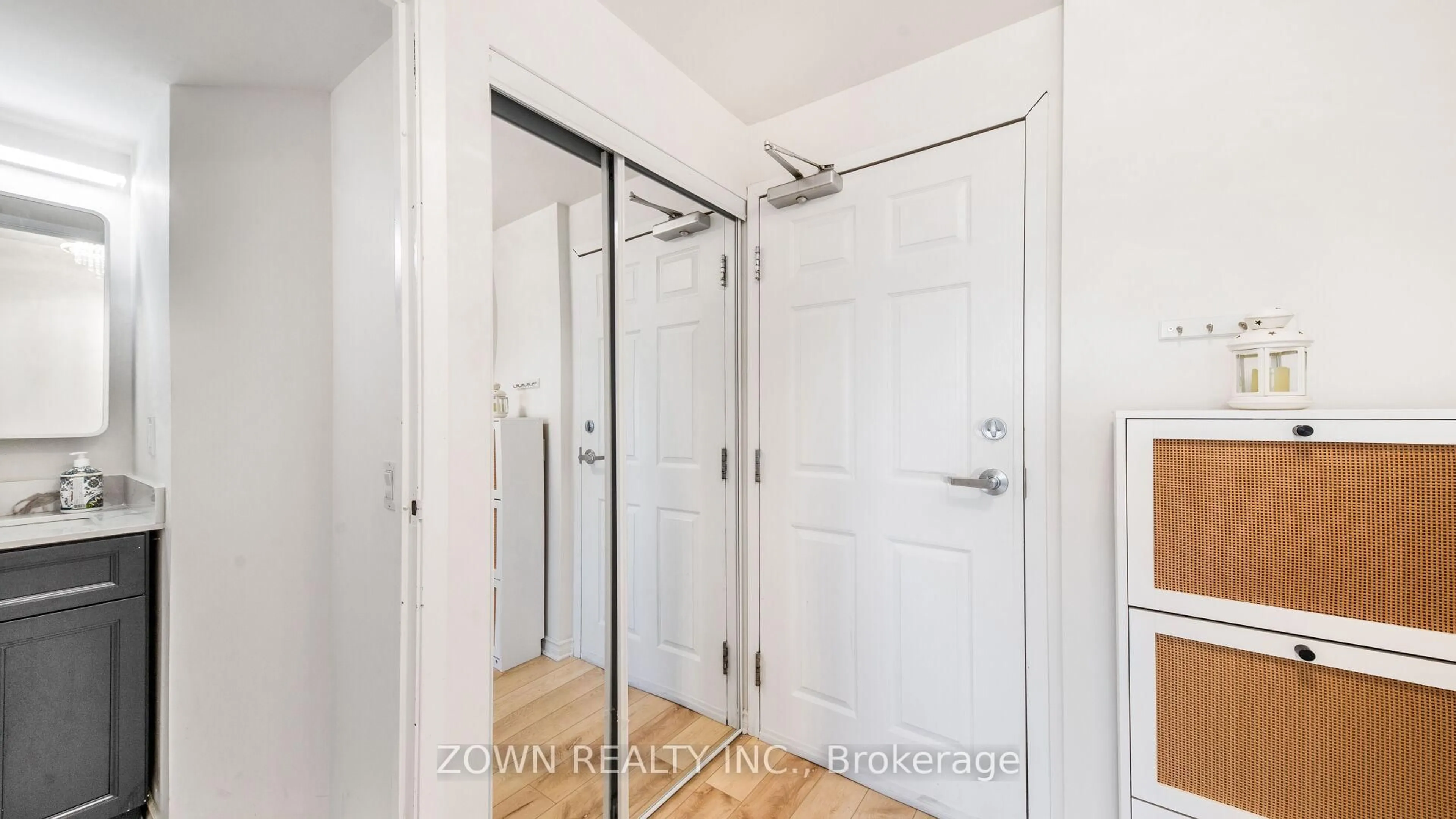 Indoor entryway for 15 Maplewood Ave #1002, Toronto Ontario M6C 4B4