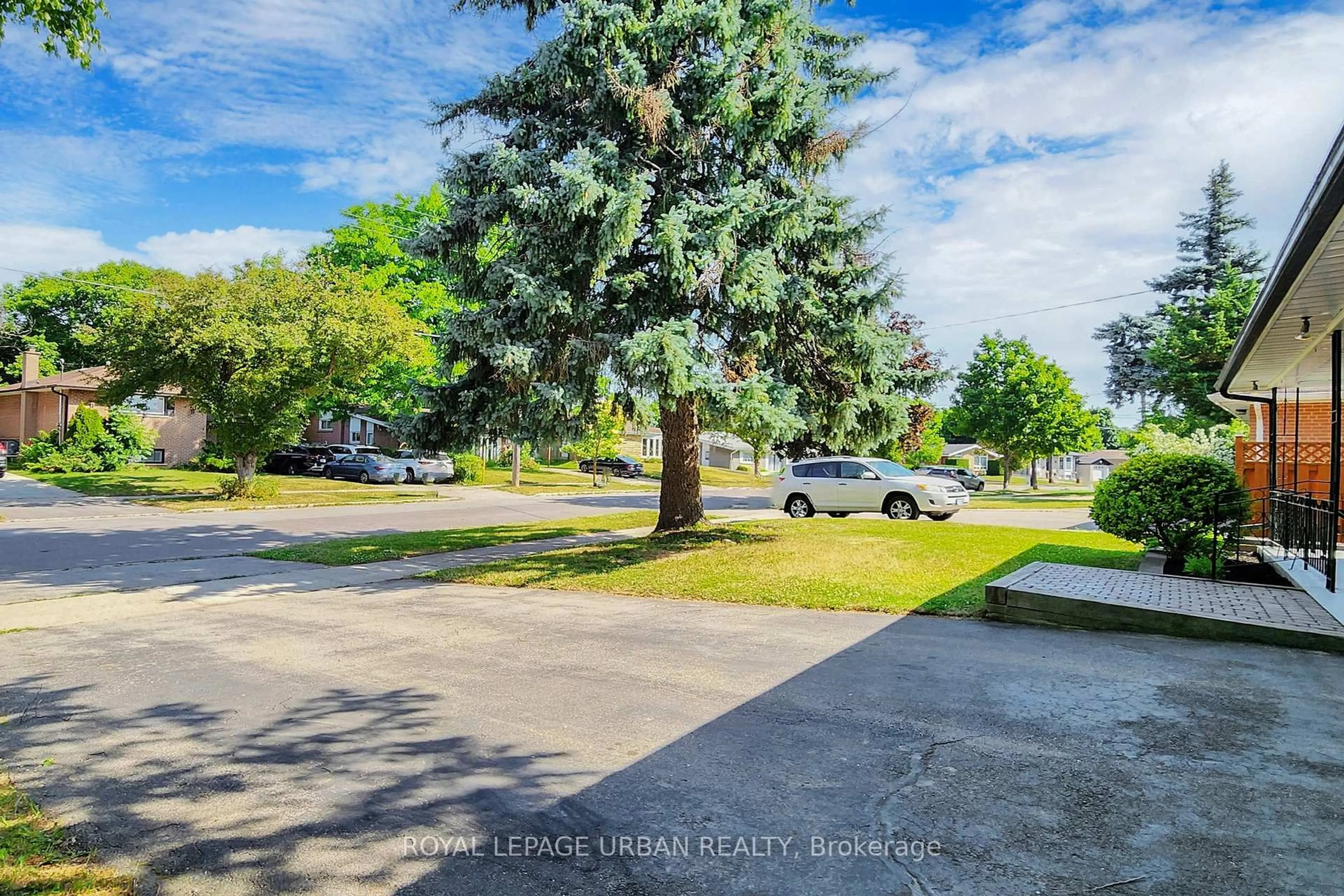 A pic from outside/outdoor area/front of a property/back of a property/a pic from drone, street for 186 Roywood Dr, Toronto Ontario M3A 2E6