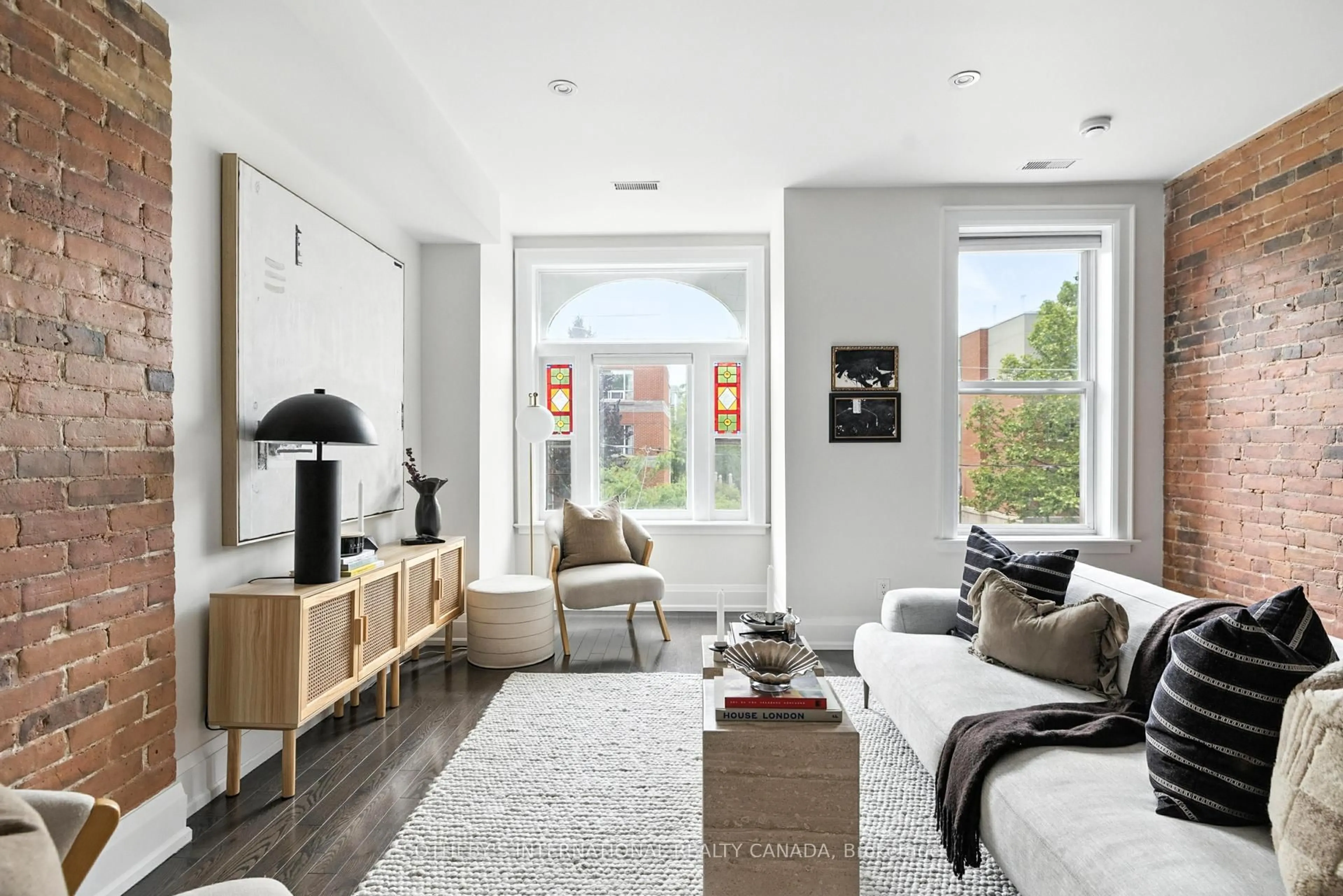 Living room with furniture, unknown for 31 Major St, Toronto Ontario M5S 2K9