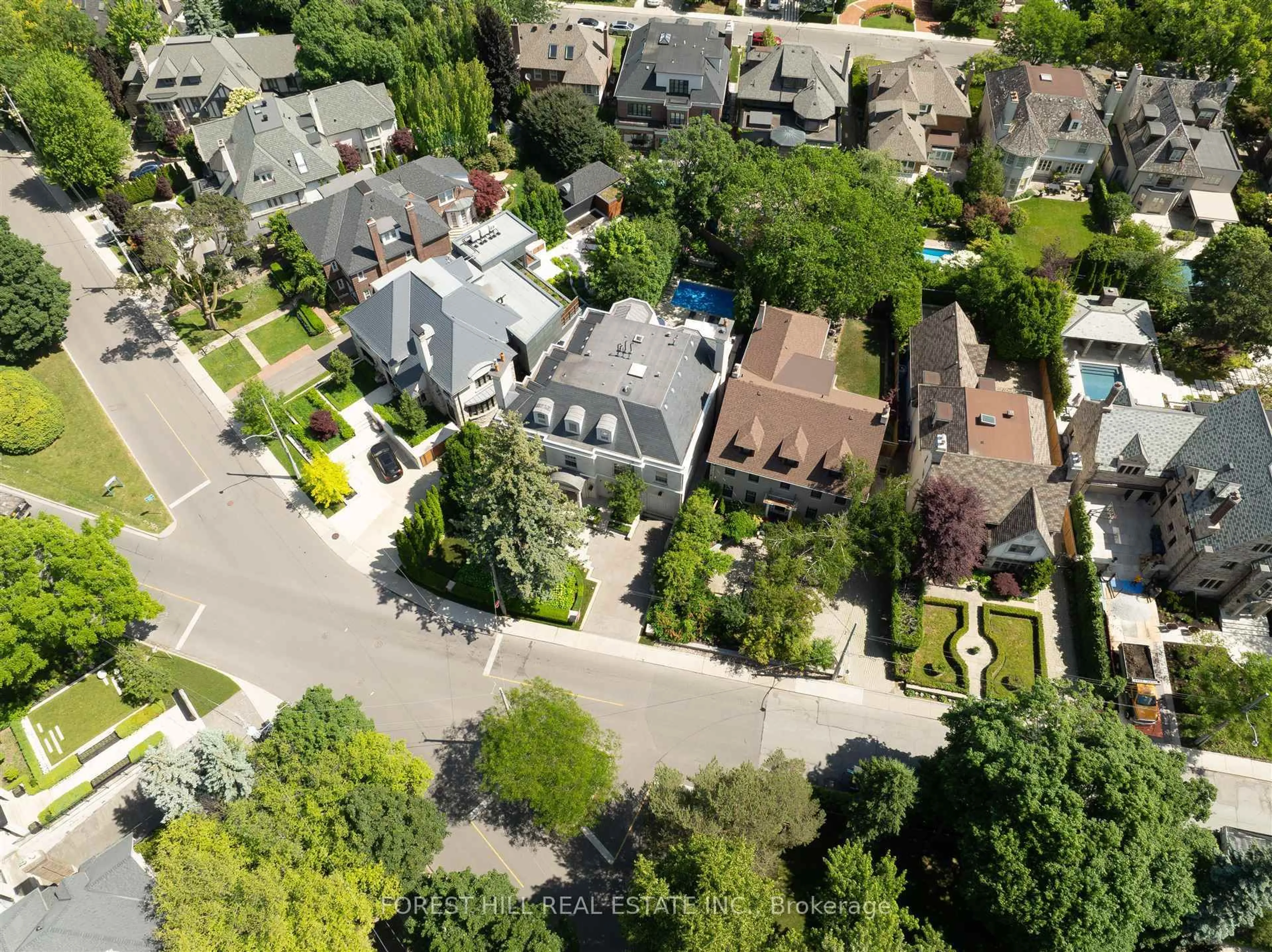 A pic from outside/outdoor area/front of a property/back of a property/a pic from drone, street for 41 Old Forest Hill Rd, Toronto Ontario M5P 2P8