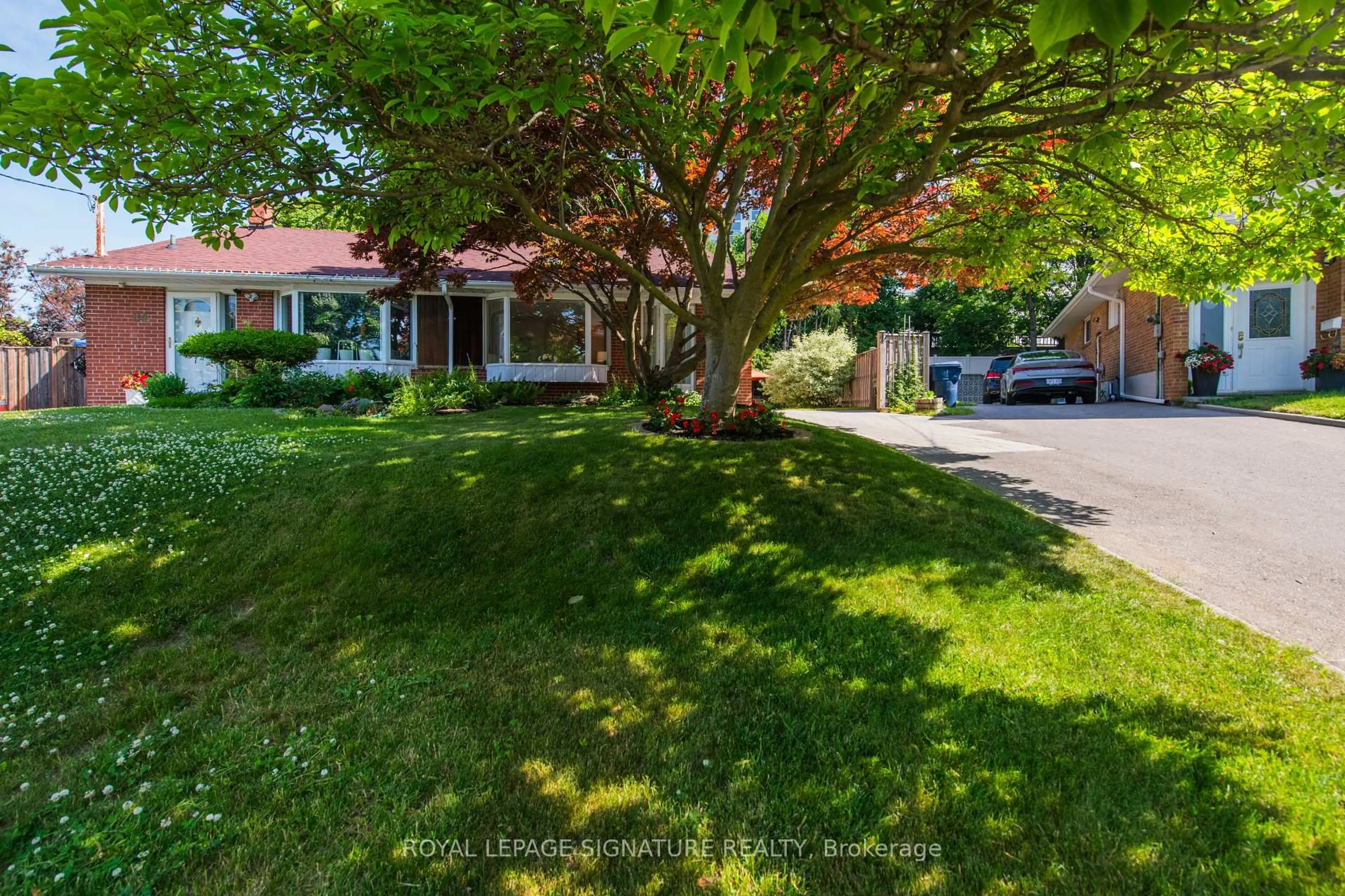 A pic from outside/outdoor area/front of a property/back of a property/a pic from drone, street for 86 MURELLEN Cres, Toronto Ontario M4A 2K5