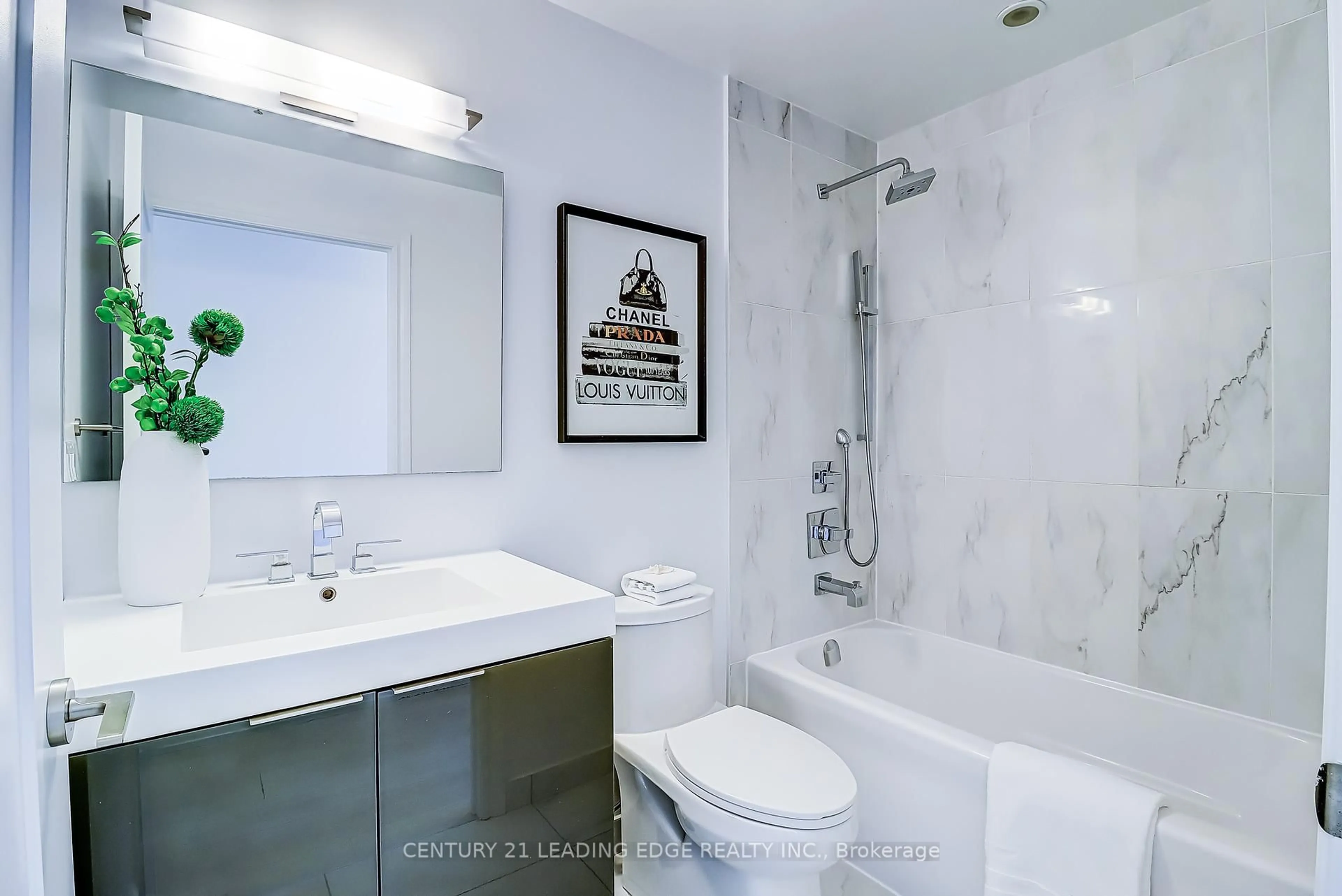 Standard bathroom, ceramic/tile floor for 318 Richmond St #3904, Toronto Ontario M5V 0B4