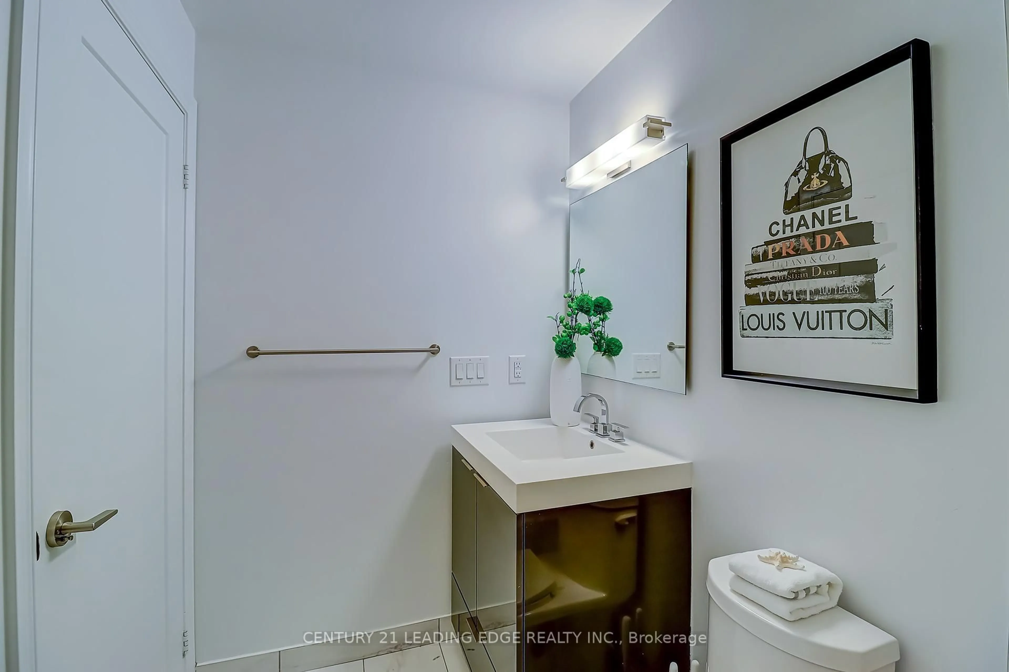 Standard bathroom, ceramic/tile floor for 318 Richmond St #3904, Toronto Ontario M5V 0B4