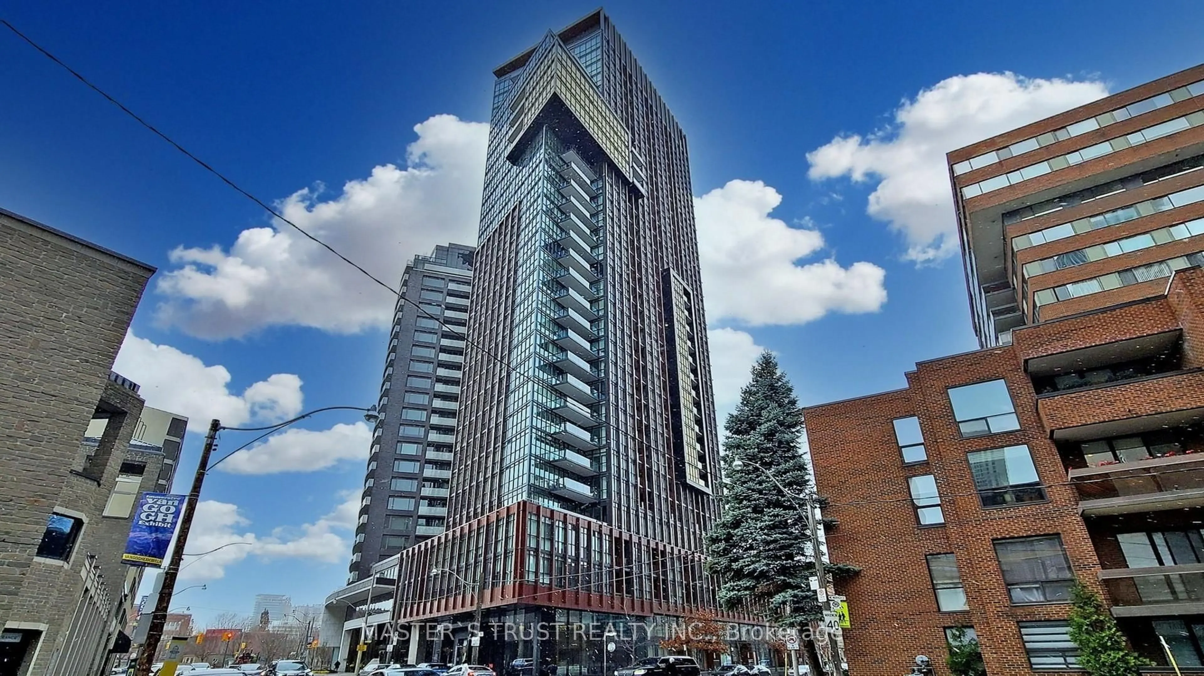 Indoor foyer for 32 Davenport Rd #416, Toronto Ontario M5R 0B5