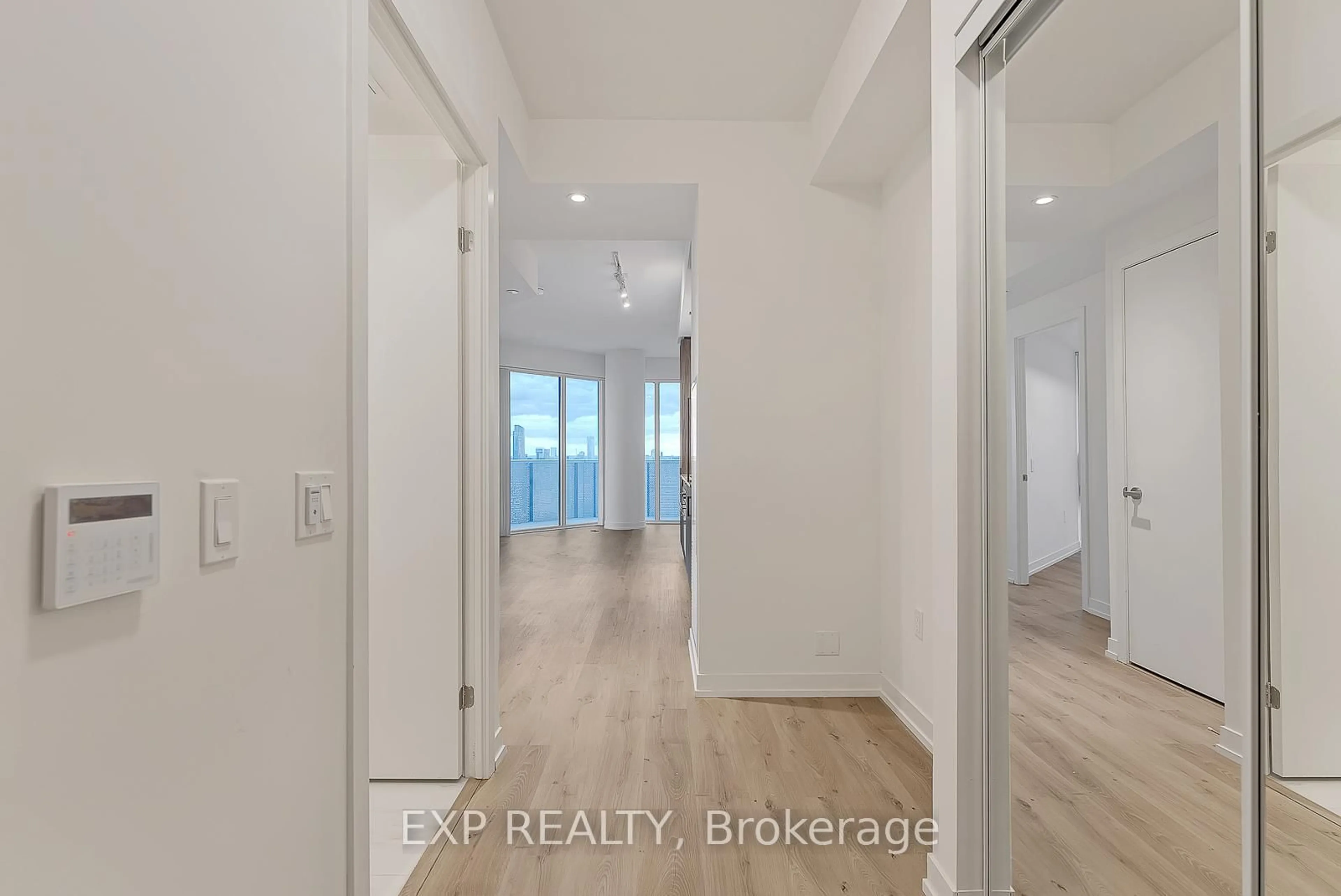 Indoor entryway for 138 Downes St #7312, Toronto Ontario M5E 0E4