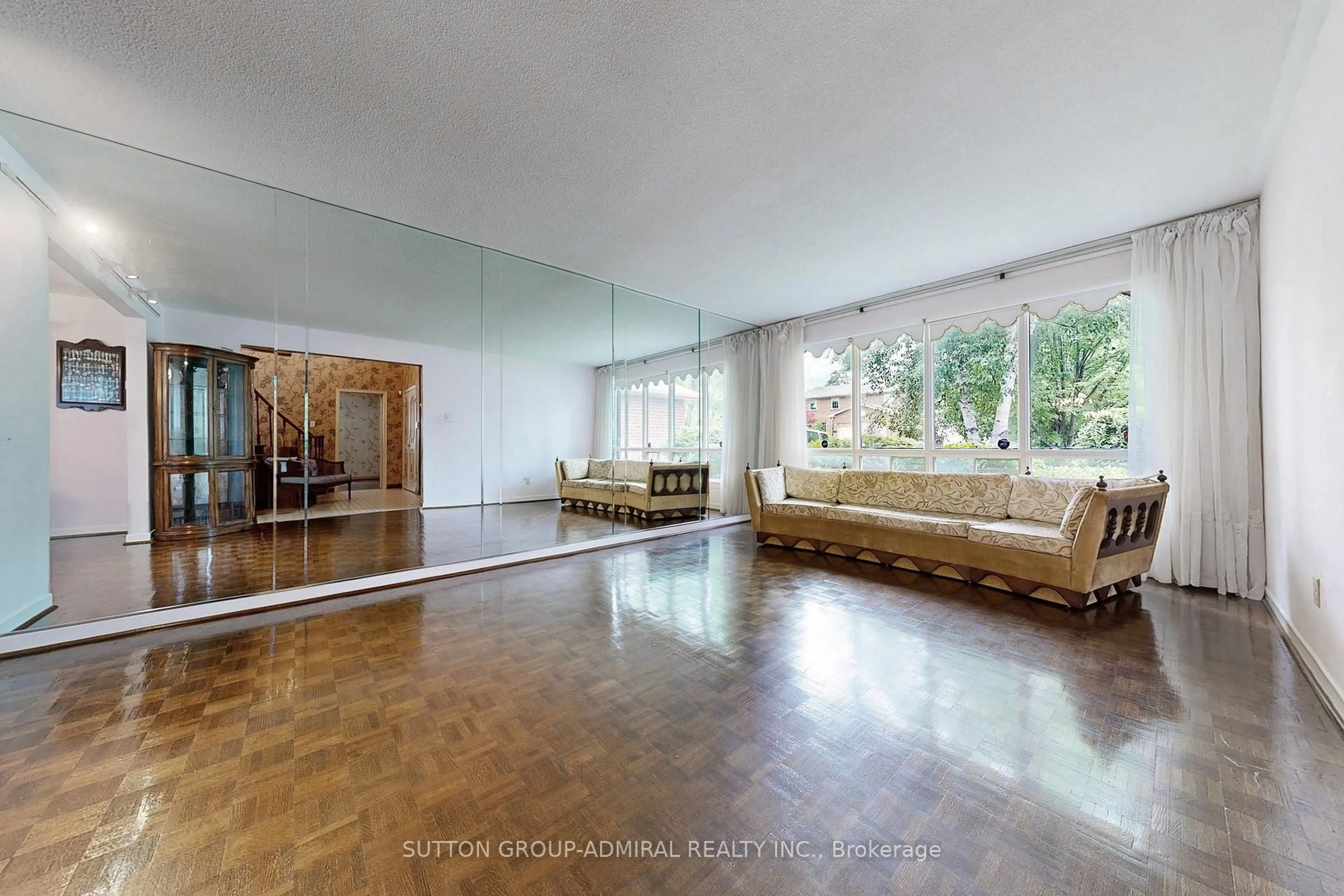 Indoor foyer for 35 Nevada Ave, Toronto Ontario M2M 3N9