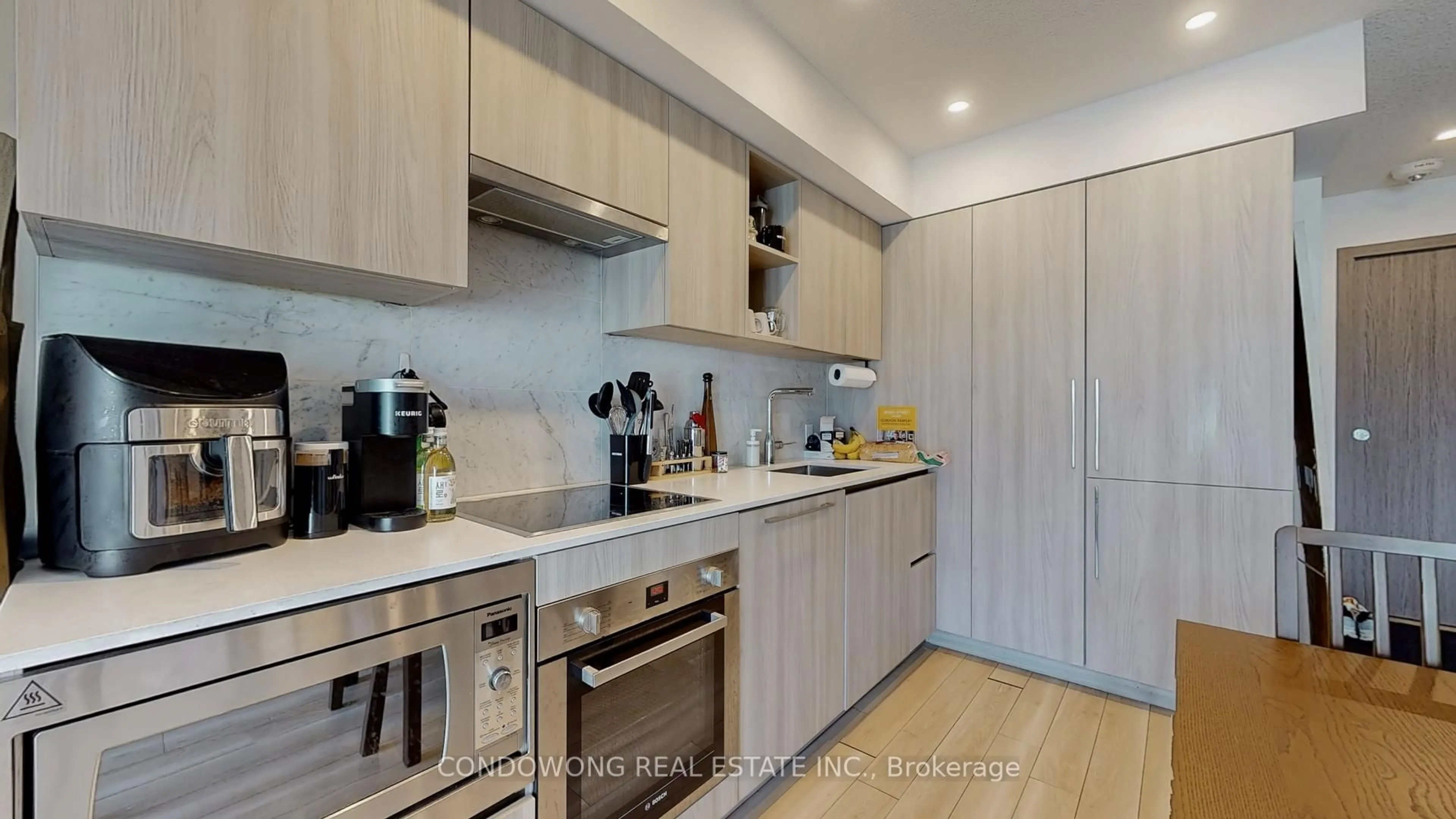 Standard kitchen, wood/laminate floor for 17 Bathurst St #911, Toronto Ontario M5V 0N1