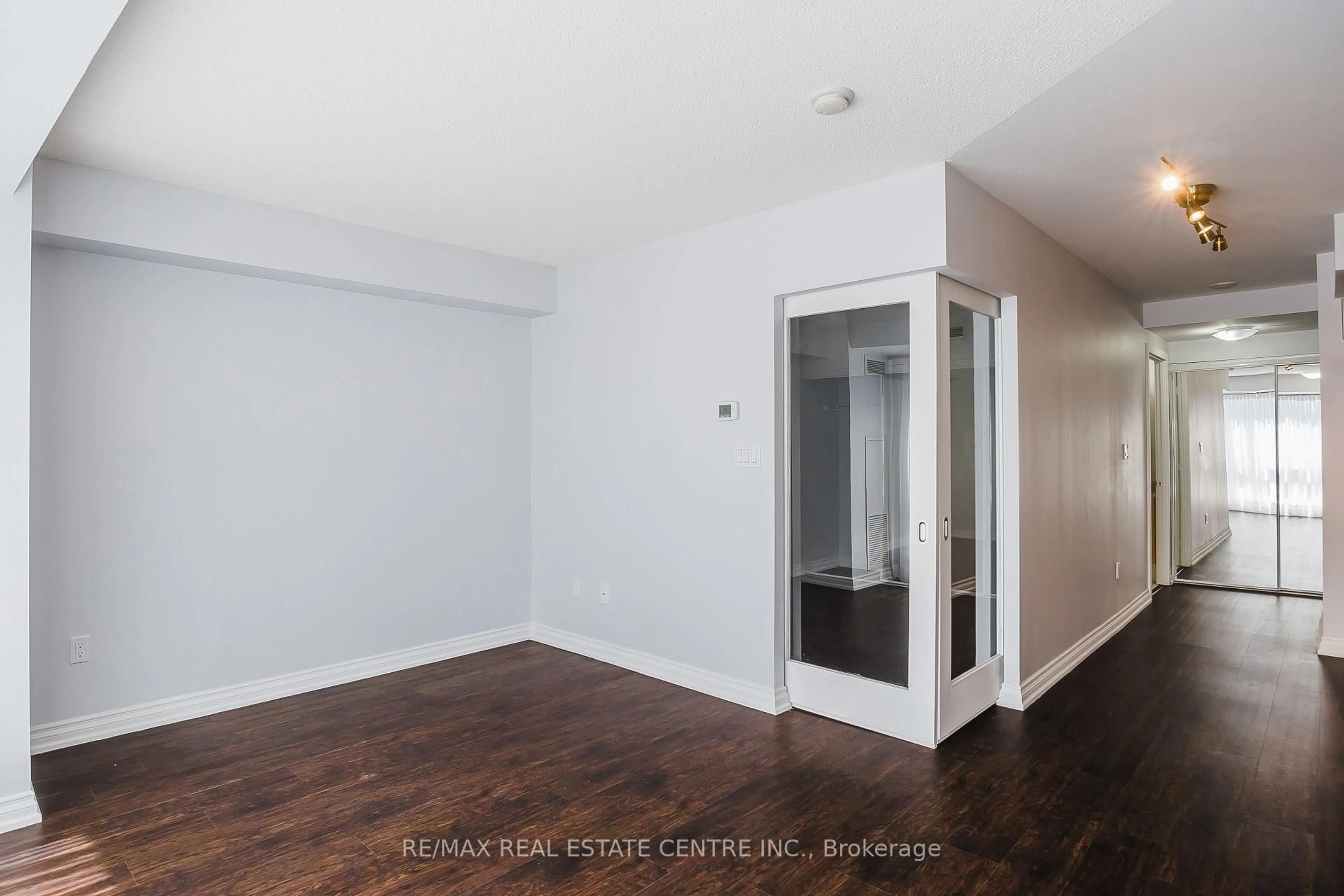 A pic of a room for 20 Blue Jays Way #1019, Toronto Ontario M5V 3W6
