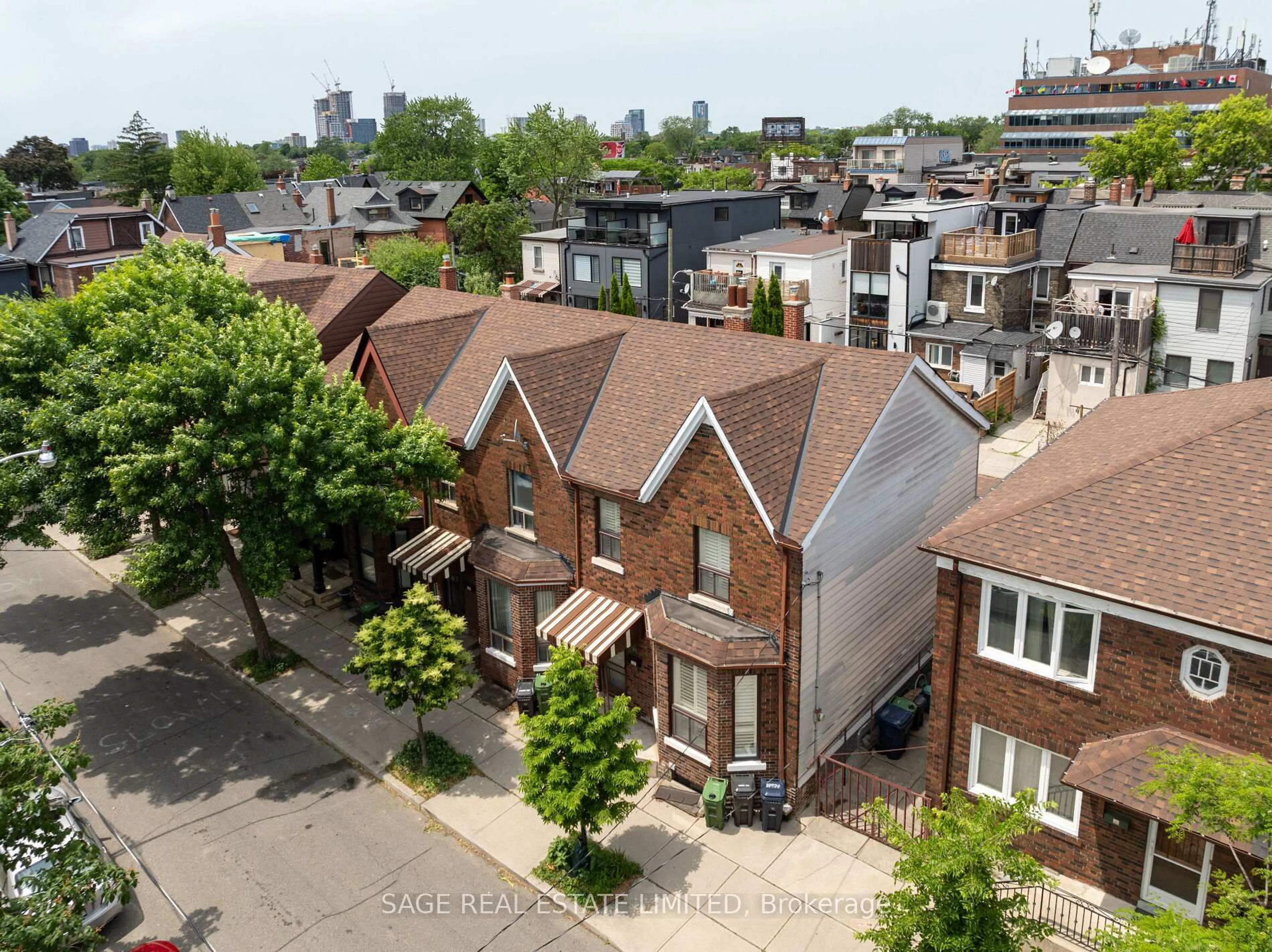 A pic from outside/outdoor area/front of a property/back of a property/a pic from drone, city buildings view from balcony for 34 Henderson Ave, Toronto Ontario M6J 2B8