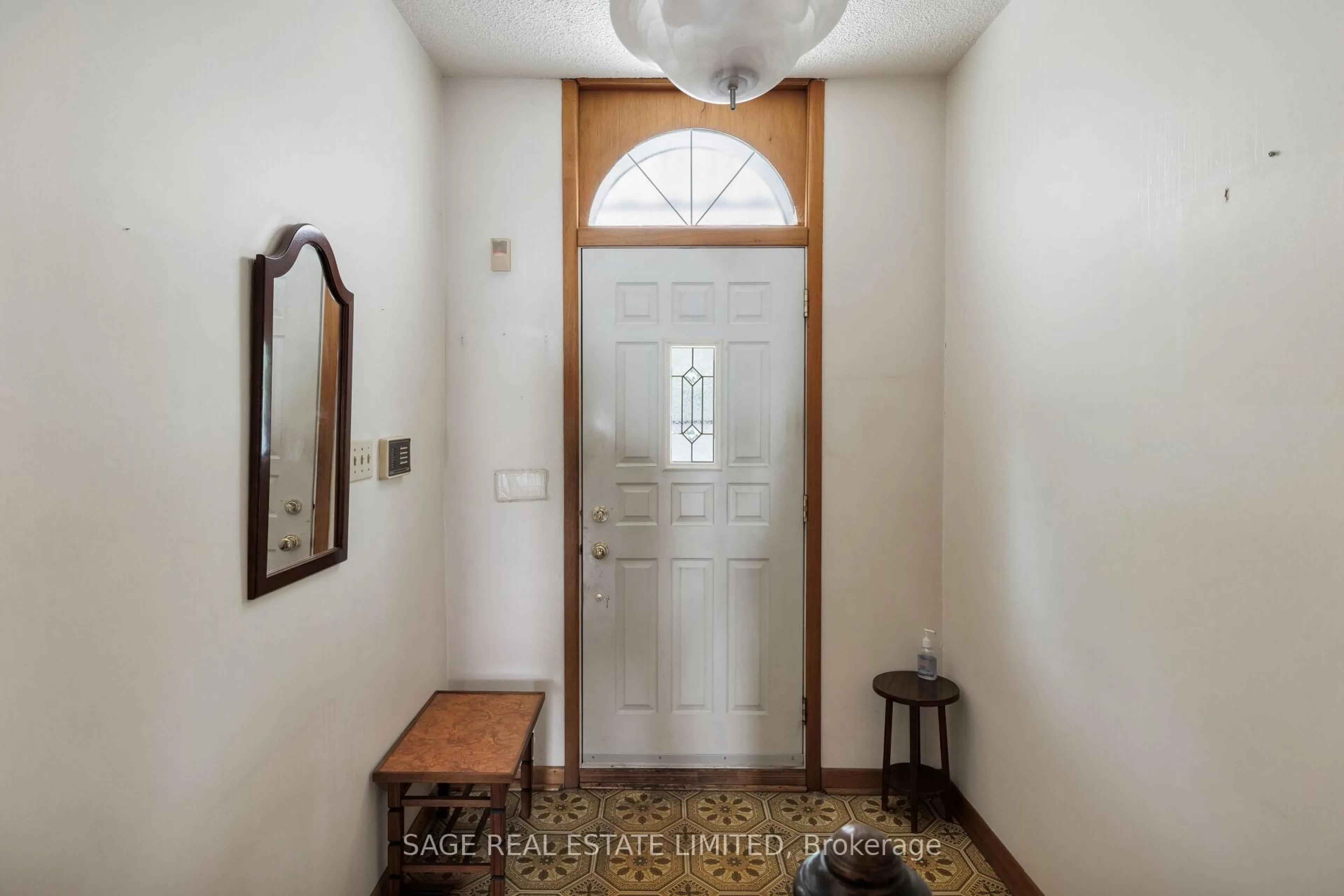 Indoor entryway for 34 Henderson Ave, Toronto Ontario M6J 2B8
