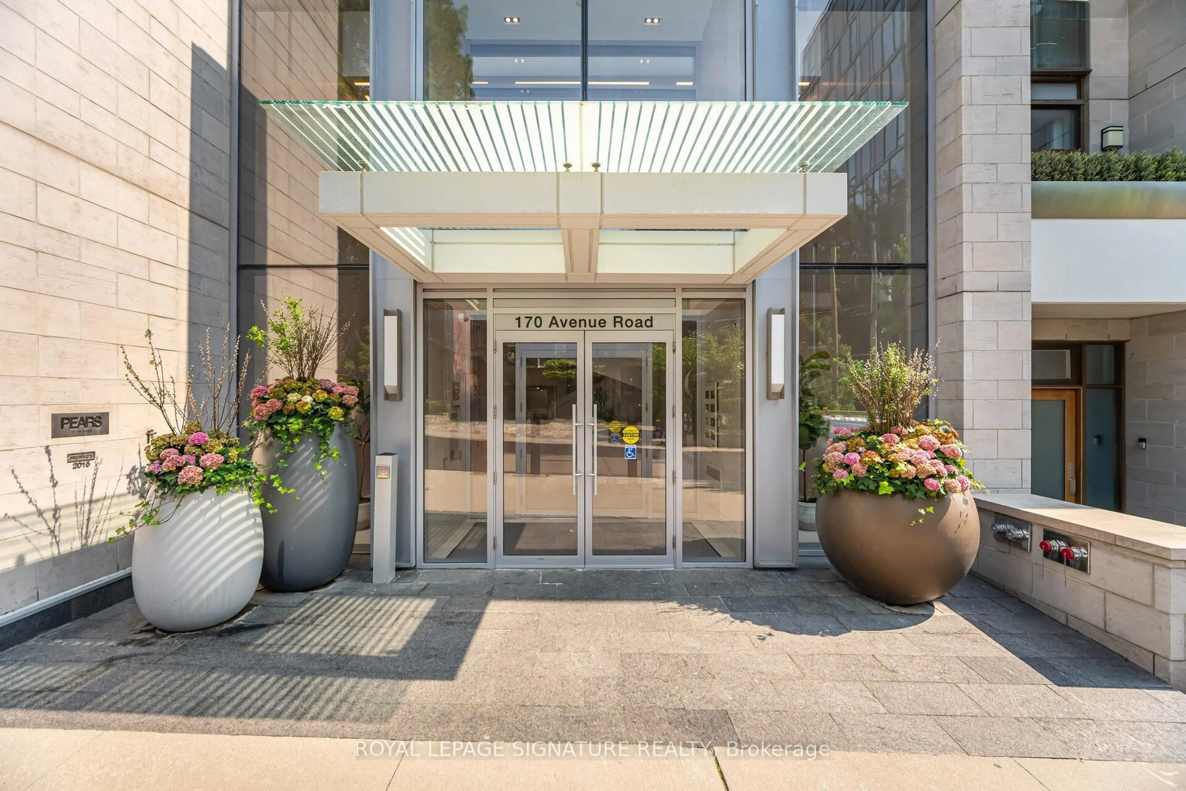 Indoor foyer for 170 Avenue Rd #810, Toronto Ontario M5R 0A4