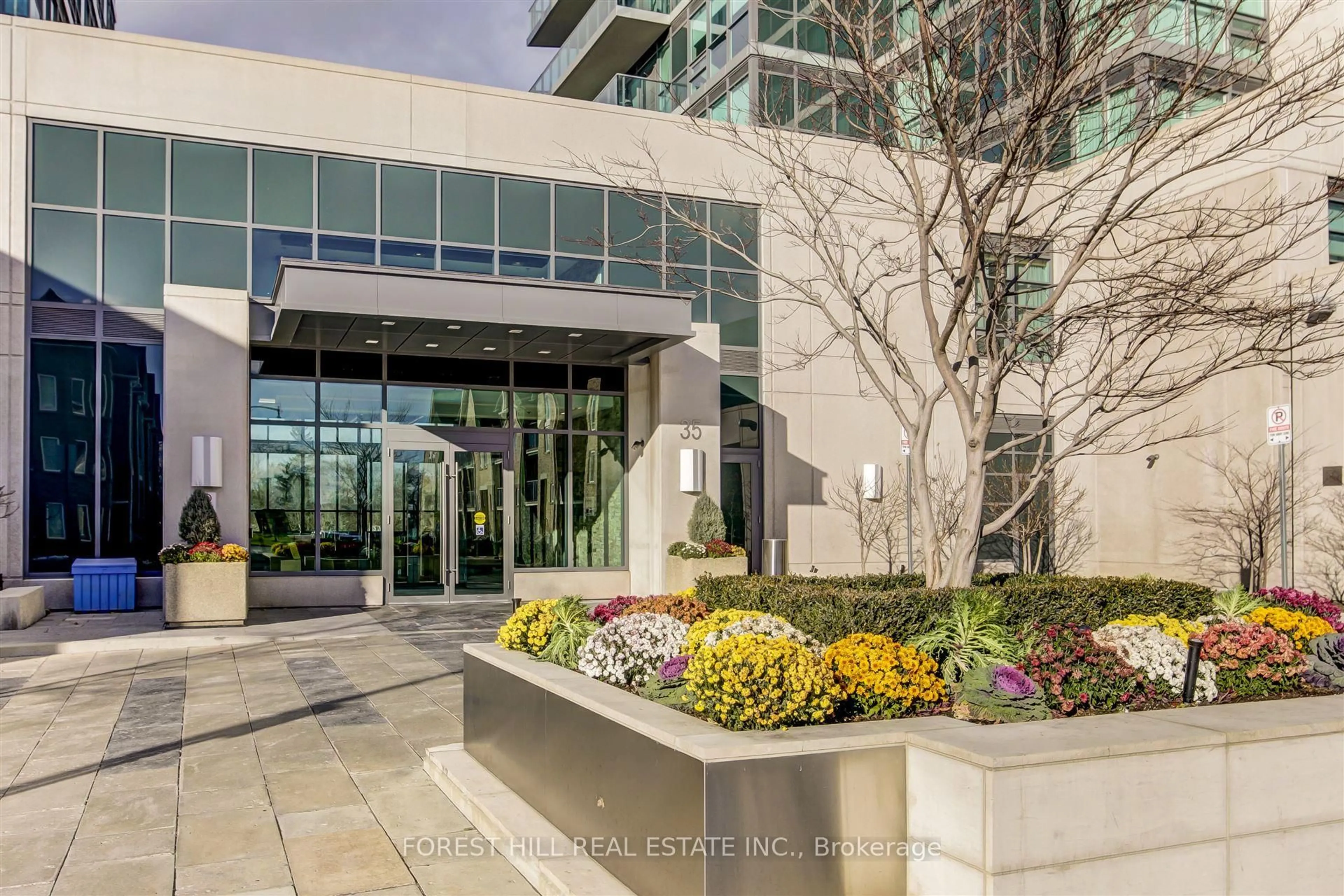Indoor foyer for 35 Brian Peck Cres #TH 120, Toronto Ontario M4G 0A5
