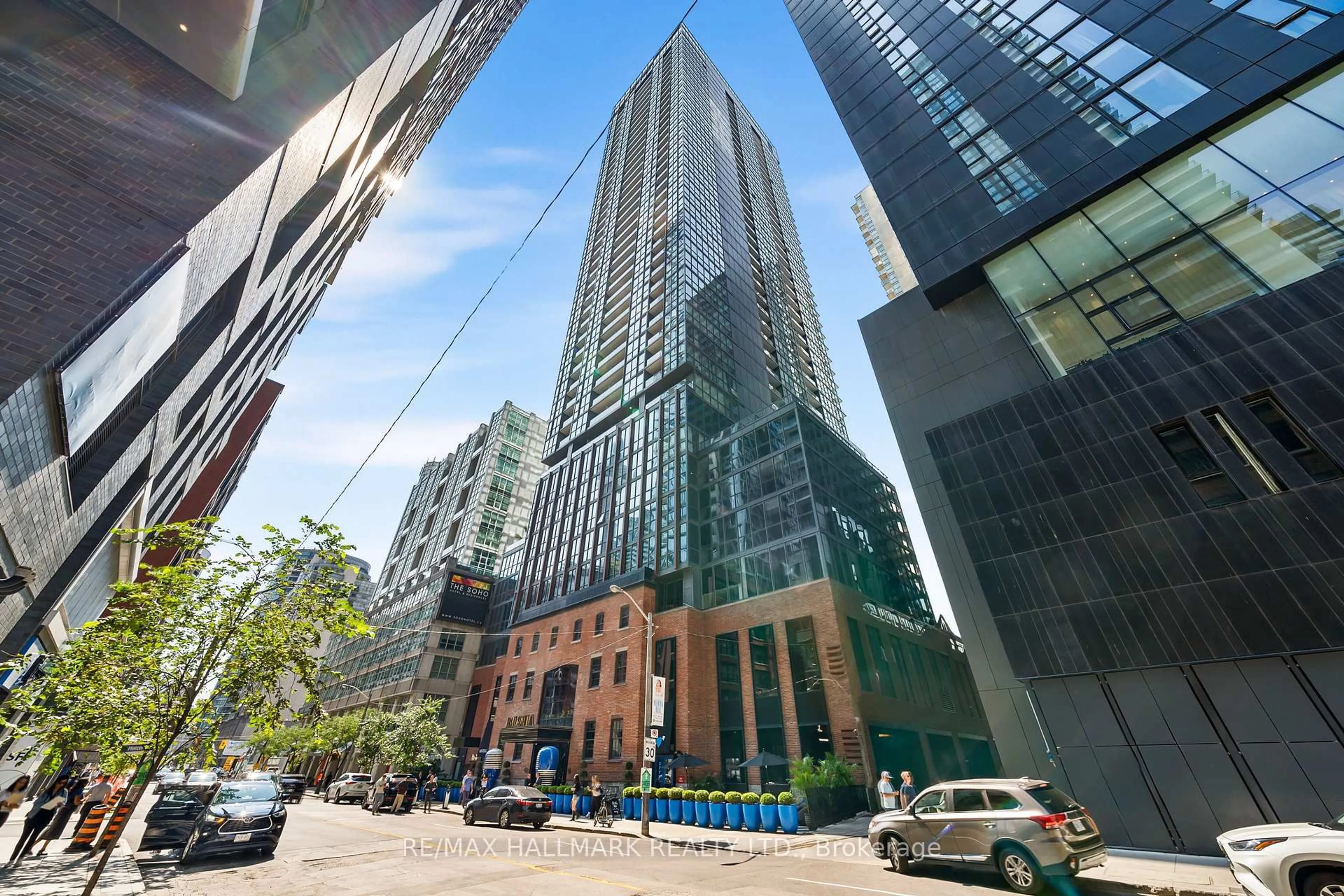 Indoor foyer for 88 Blue Jays Way #1608, Toronto Ontario M5V 2G3