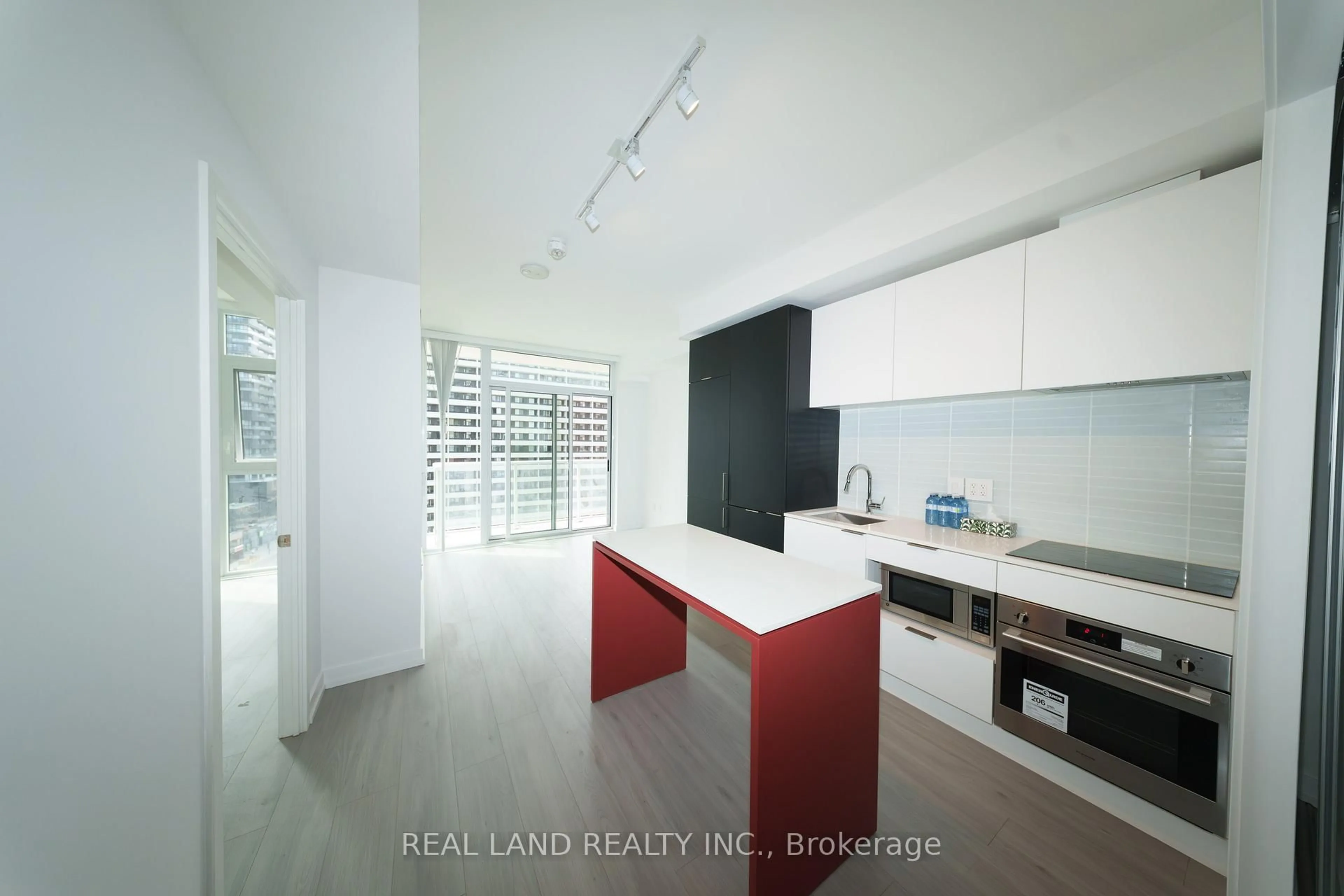 Standard kitchen, ceramic/tile floor for 33 Helendale Ave #814, Toronto Ontario M4R 0A4