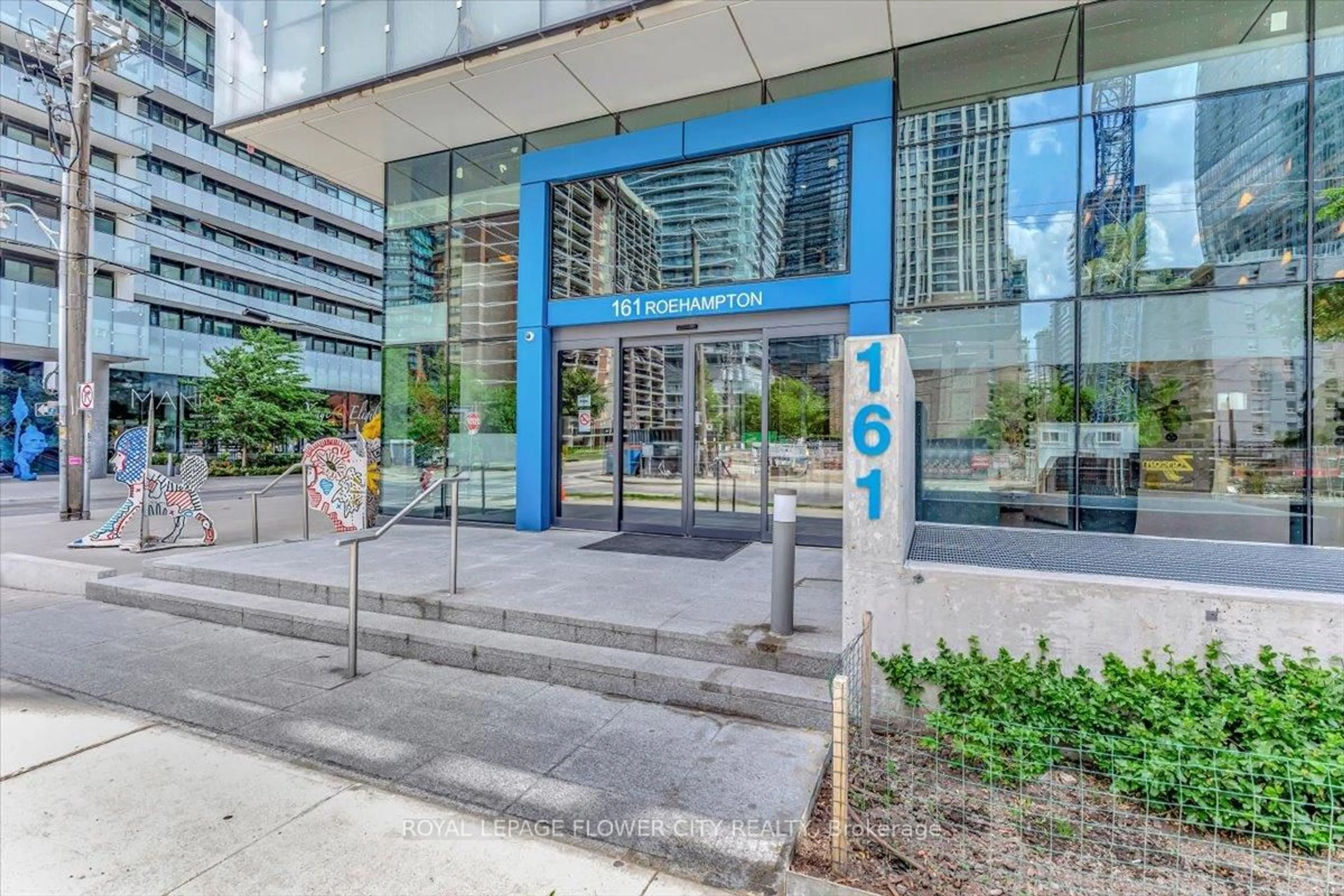 Indoor foyer for 161 Roehampton Ave #4108, Toronto Ontario M4P 0C8
