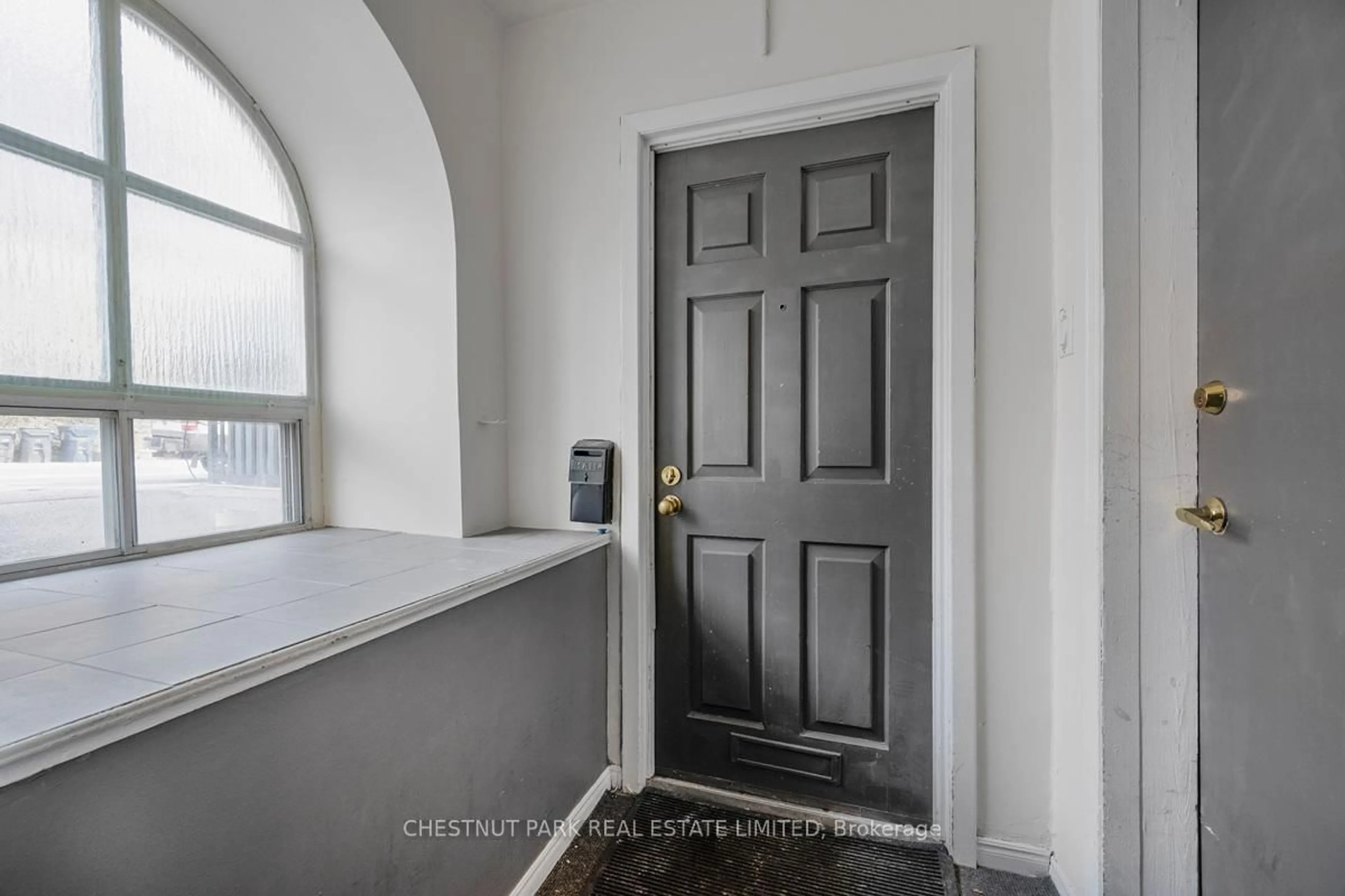 Indoor entryway for 657 Davenport Rd, Toronto Ontario M5R 1L3