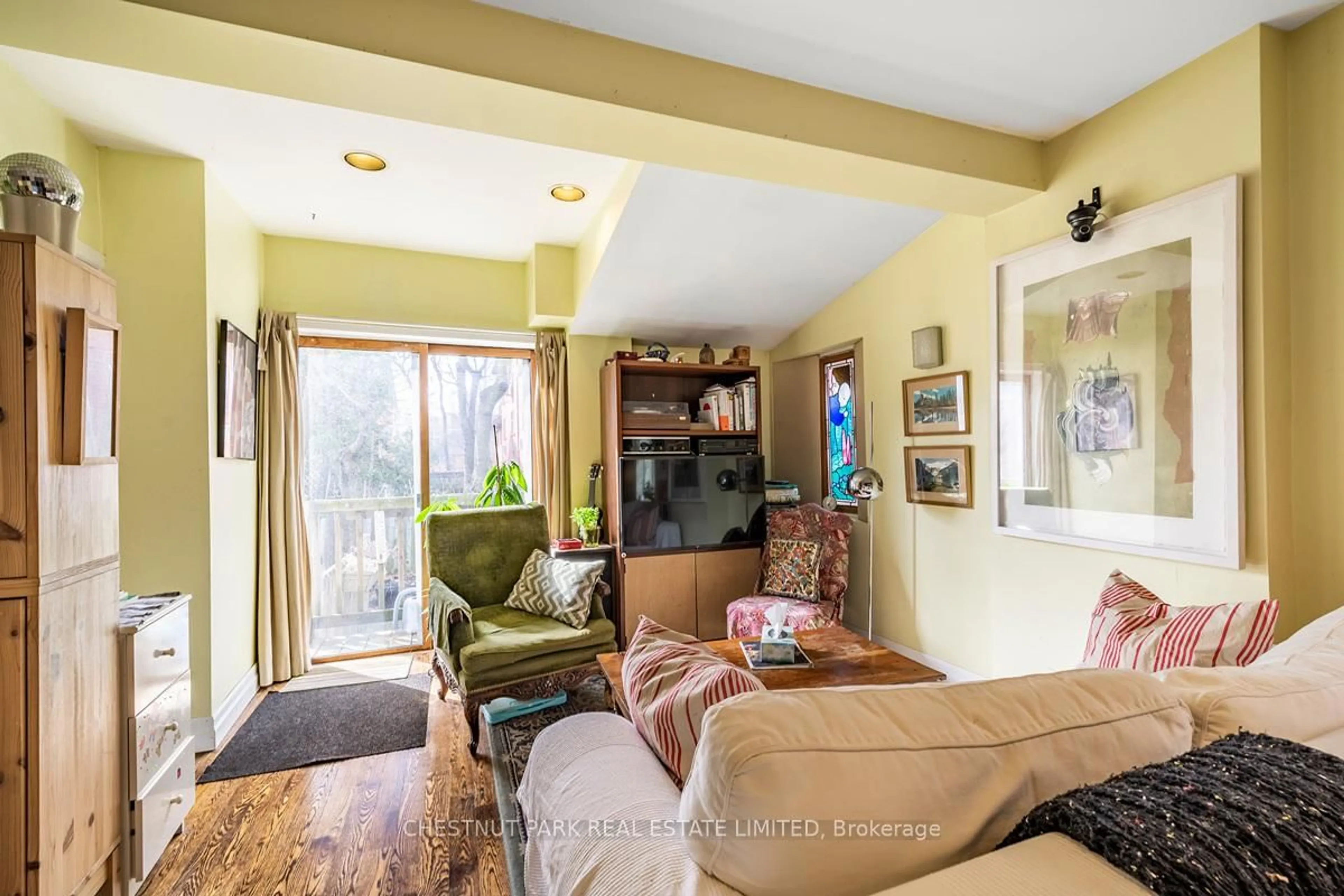 Living room with furniture, unknown for 657 Davenport Rd, Toronto Ontario M5R 1L3