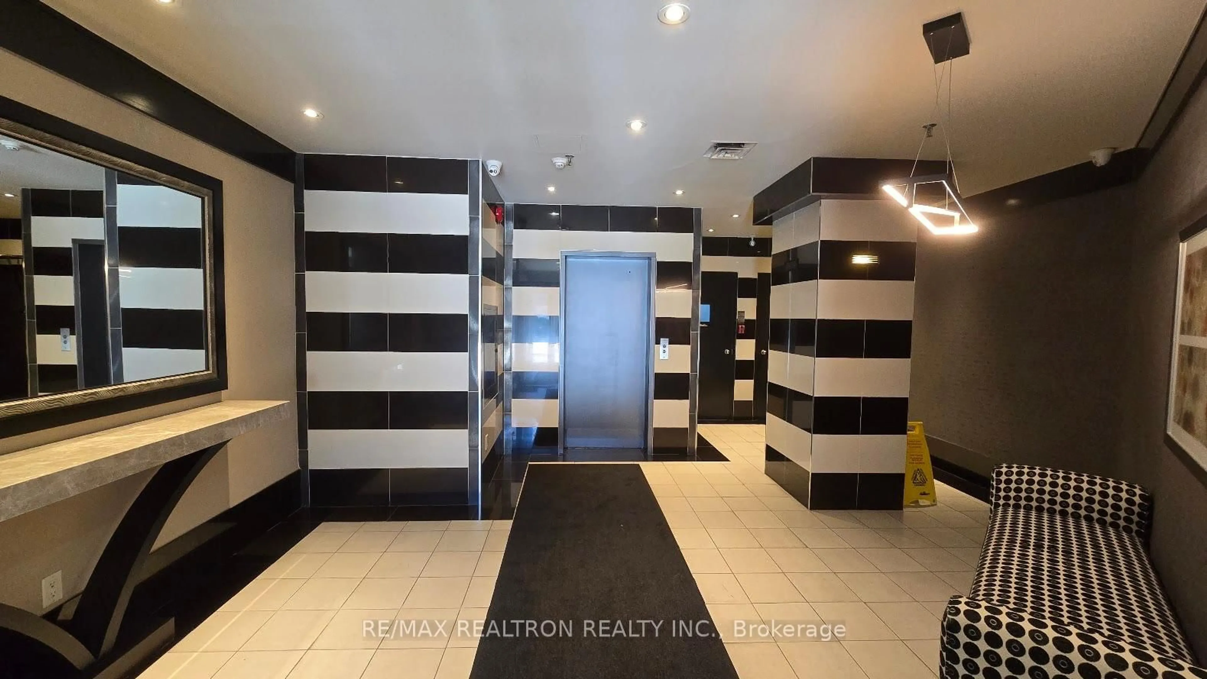 Indoor foyer for 70 Elmsthorpe Ave #103, Toronto Ontario M5P 2L7