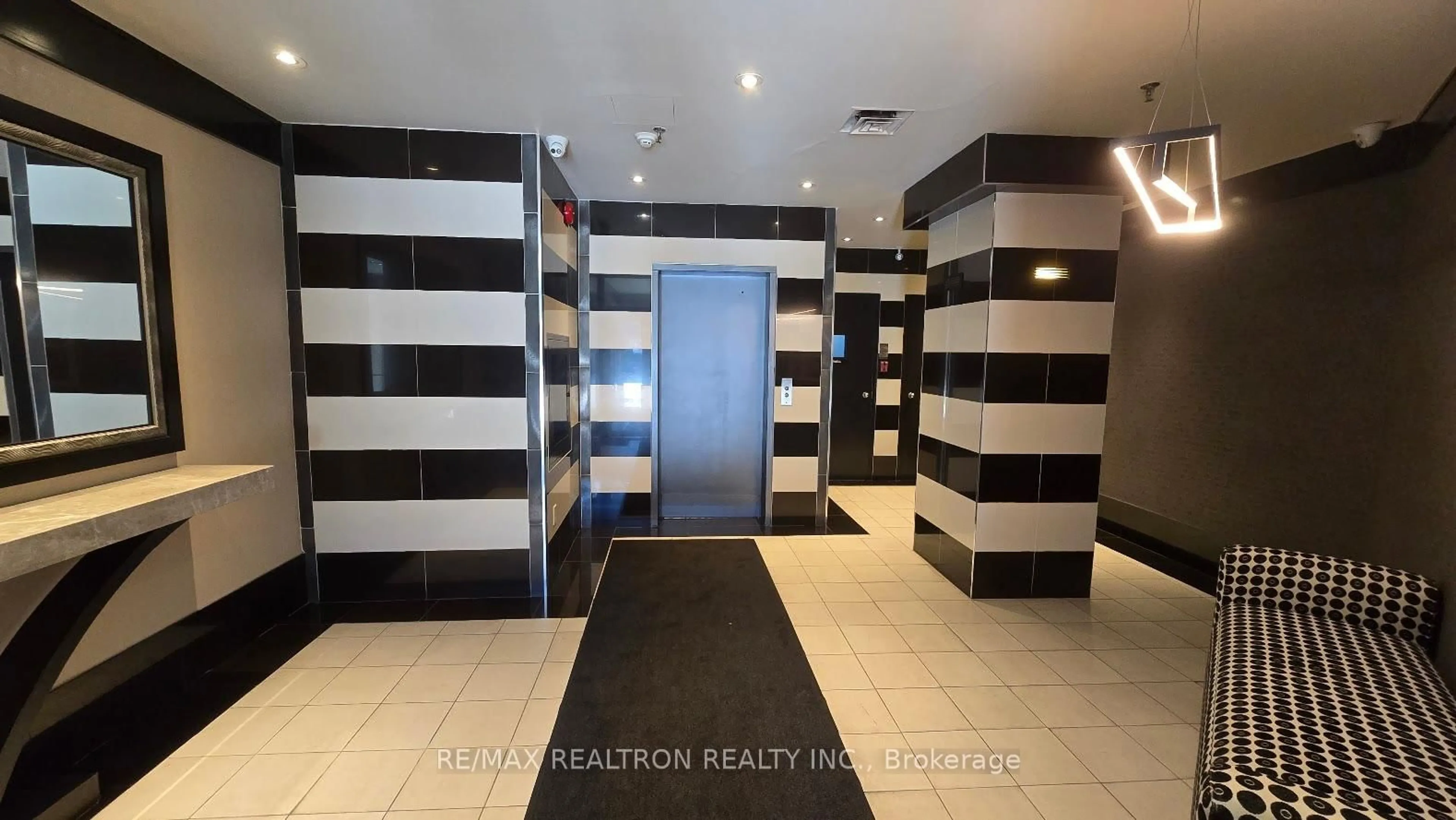 Indoor foyer for 70 Elmsthorpe Ave #103, Toronto Ontario M5P 2L7