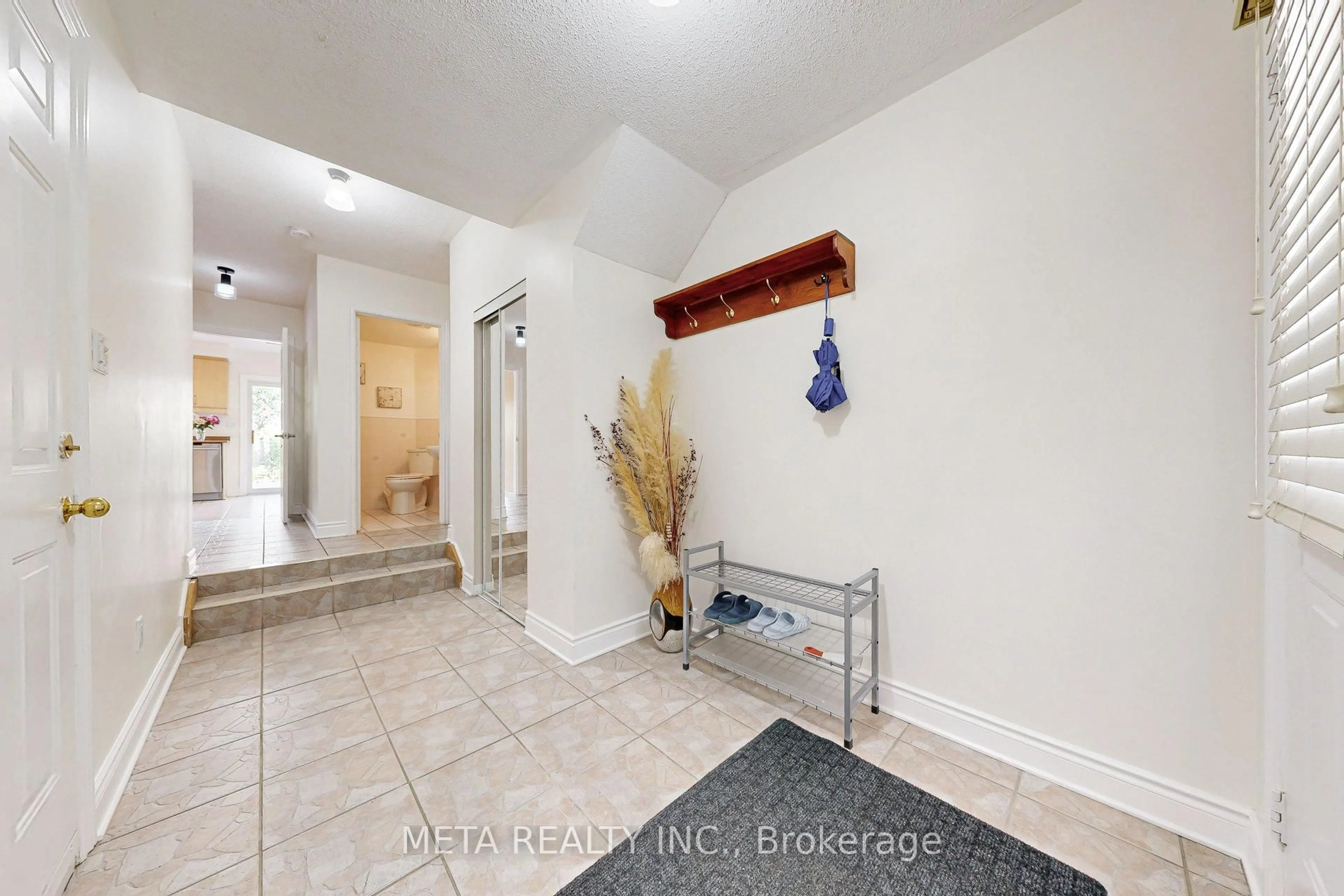 Indoor entryway for 26 Rumi Cres, Toronto Ontario M4A 2X6