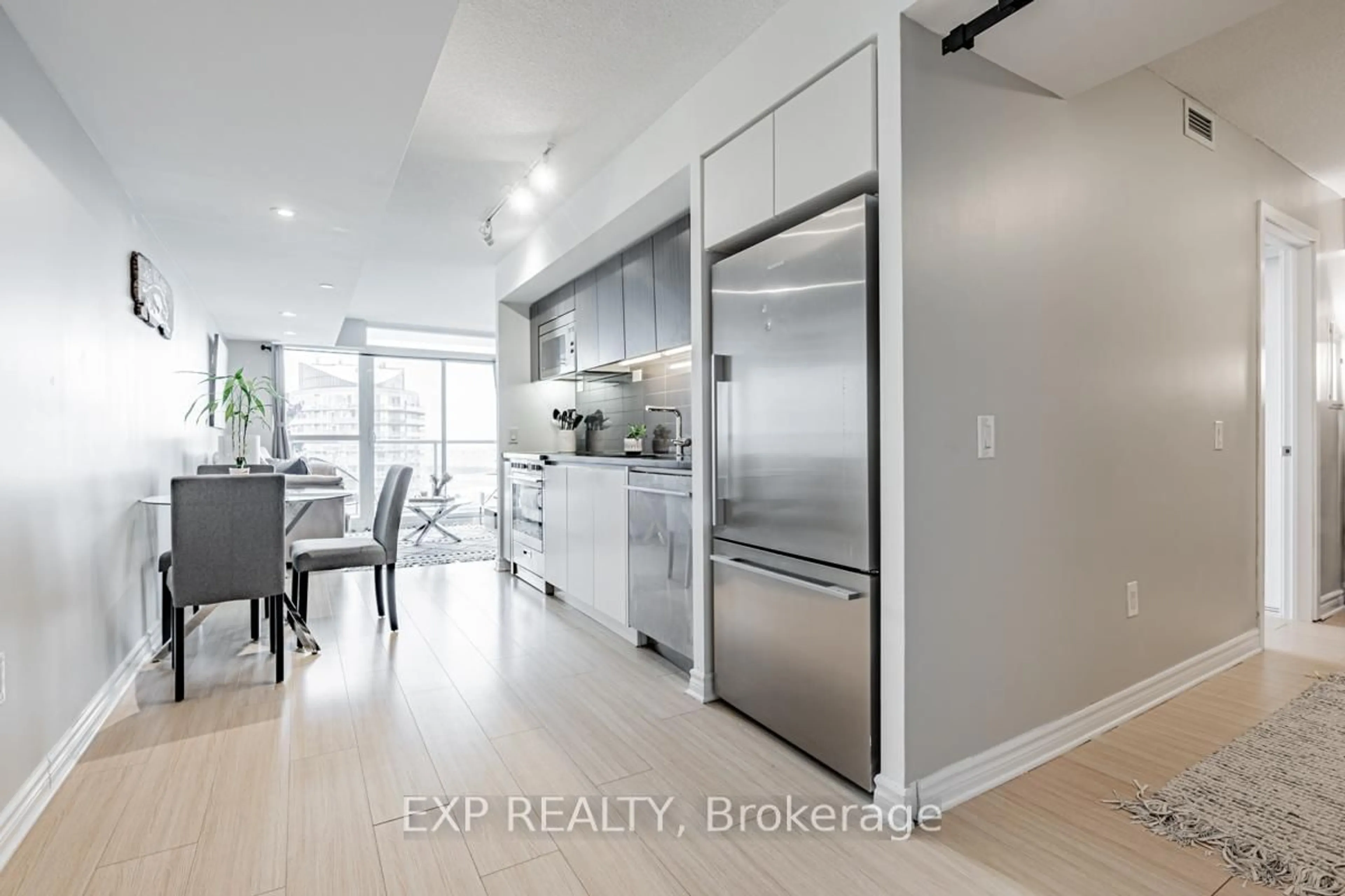 Contemporary kitchen, unknown for 85 Queens Wharf Rd, Toronto Ontario M5V 0J9