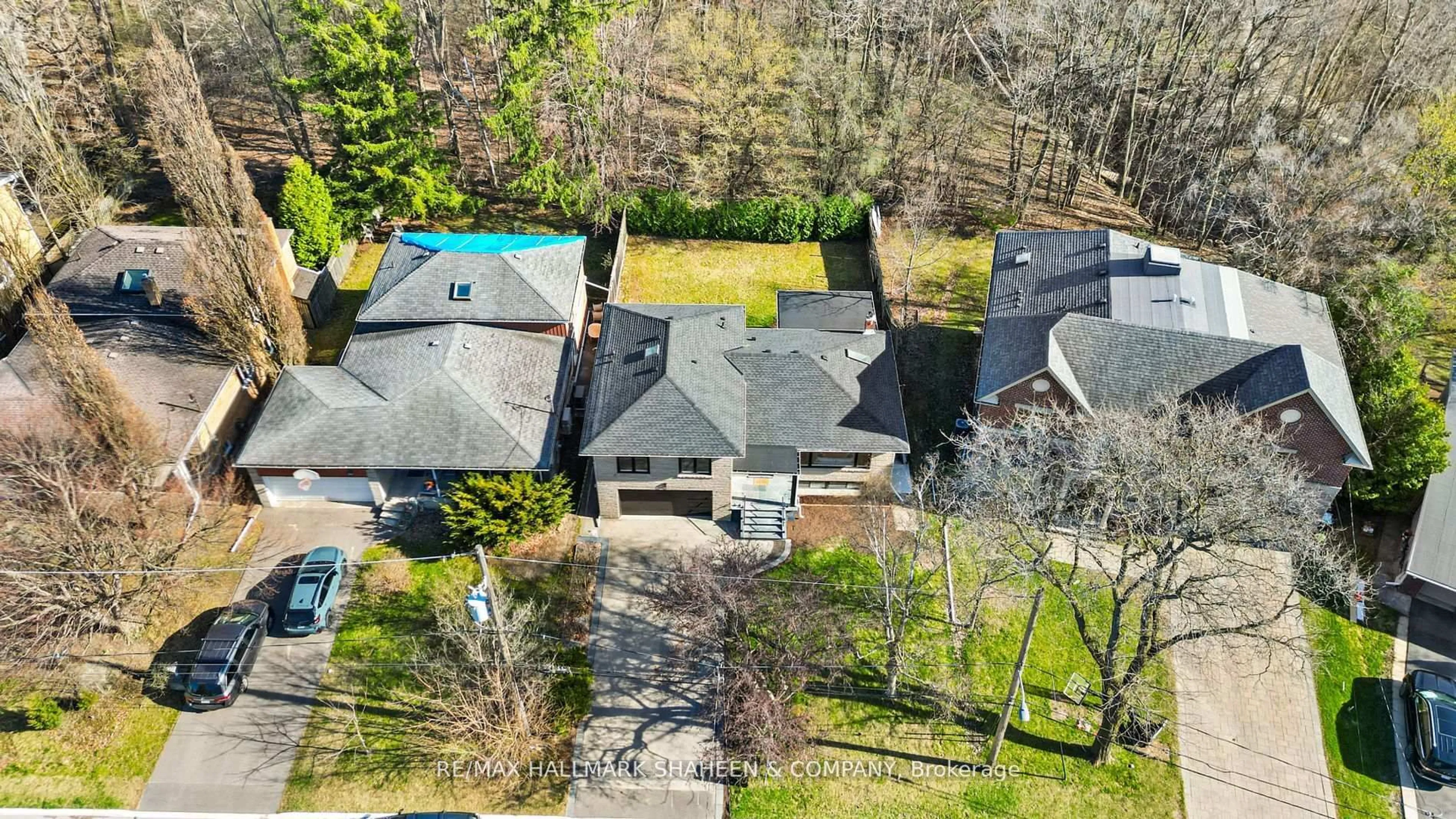 A pic from outside/outdoor area/front of a property/back of a property/a pic from drone, street for 27 Christine Cres, Toronto Ontario M2R 1A4