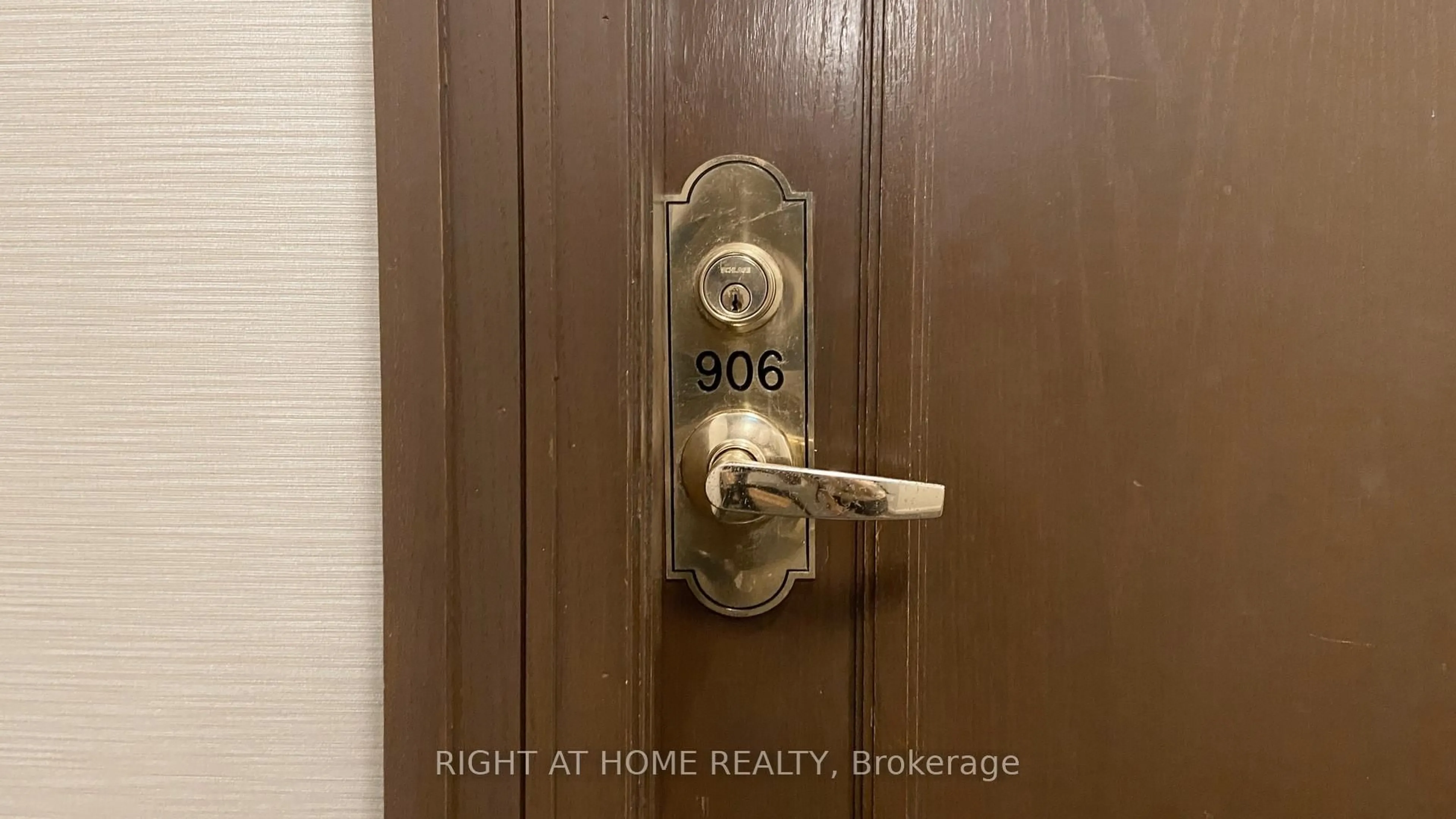Indoor entryway for 18 Parkview Ave #906, Toronto Ontario M2N 7H7