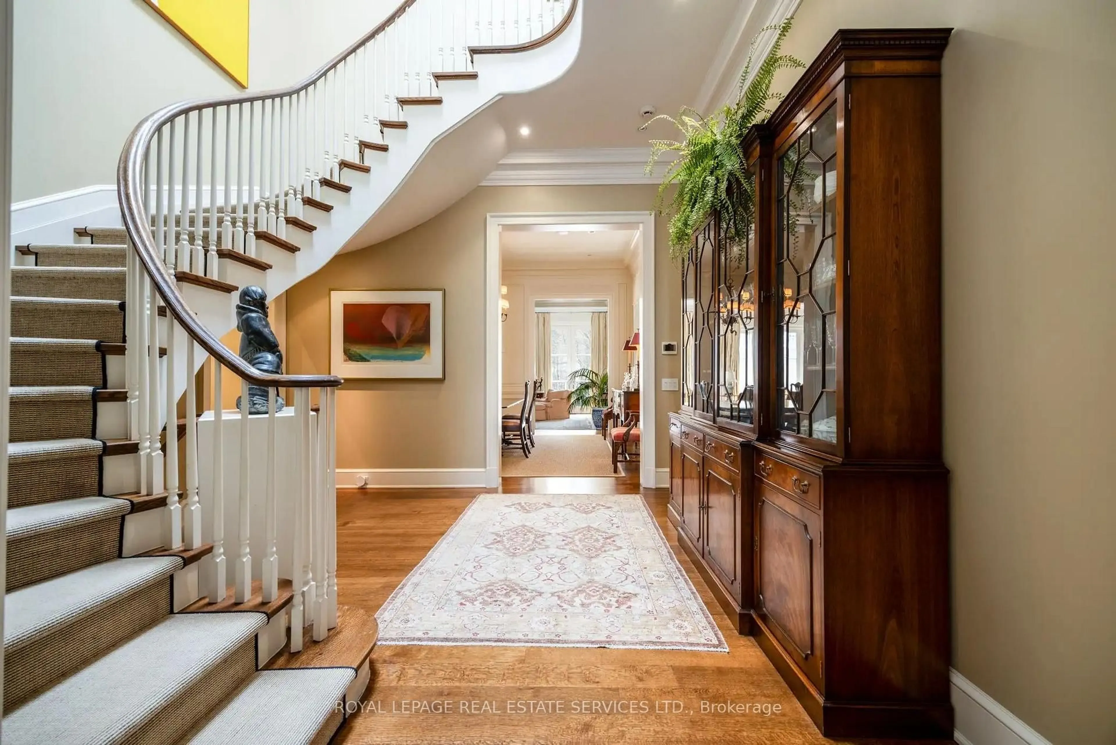 Indoor entryway for 27 Heath St, Toronto Ontario M4V 1T2