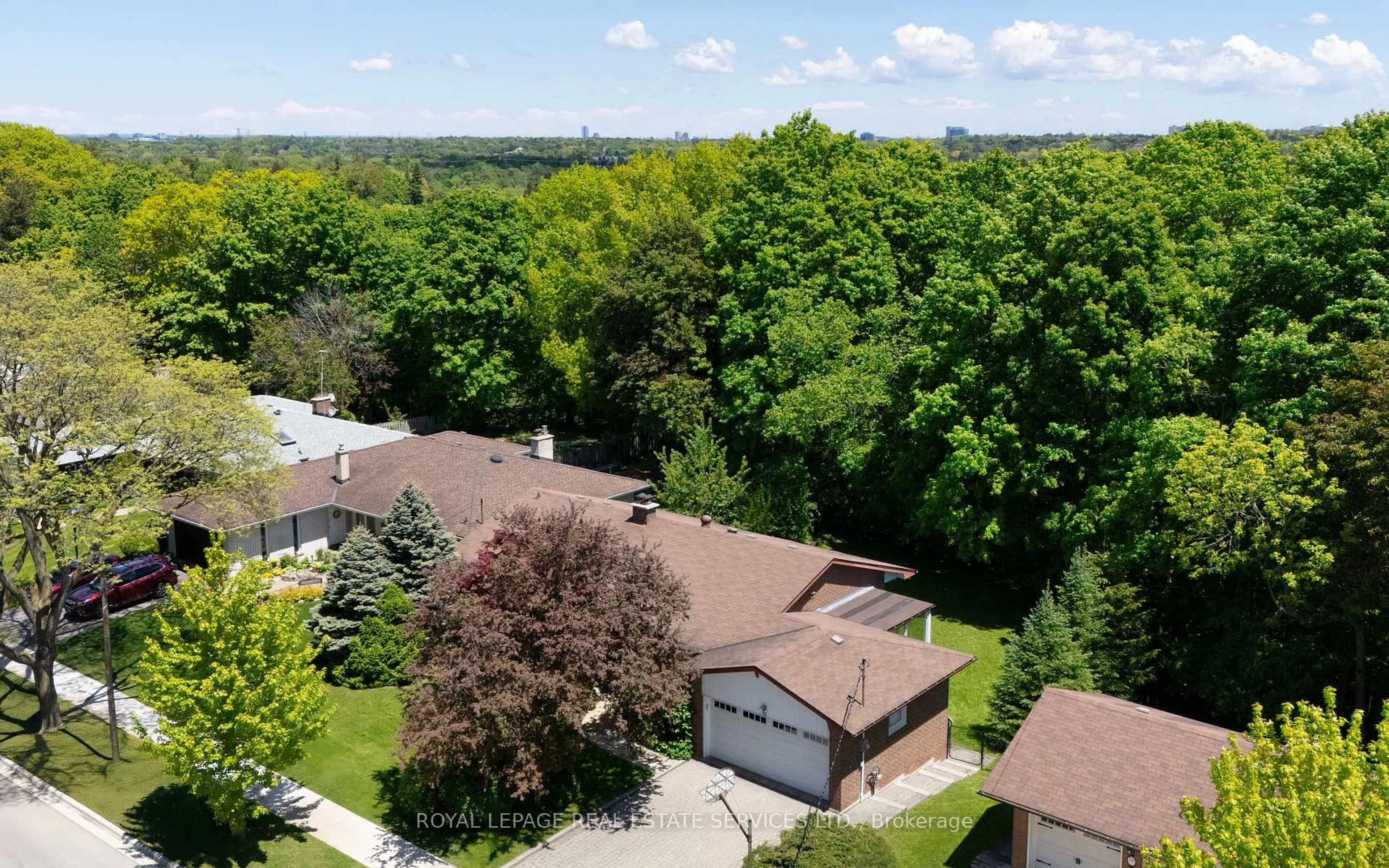 A pic from outside/outdoor area/front of a property/back of a property/a pic from drone, street for 83 Page Ave, Toronto Ontario M2K 2B8